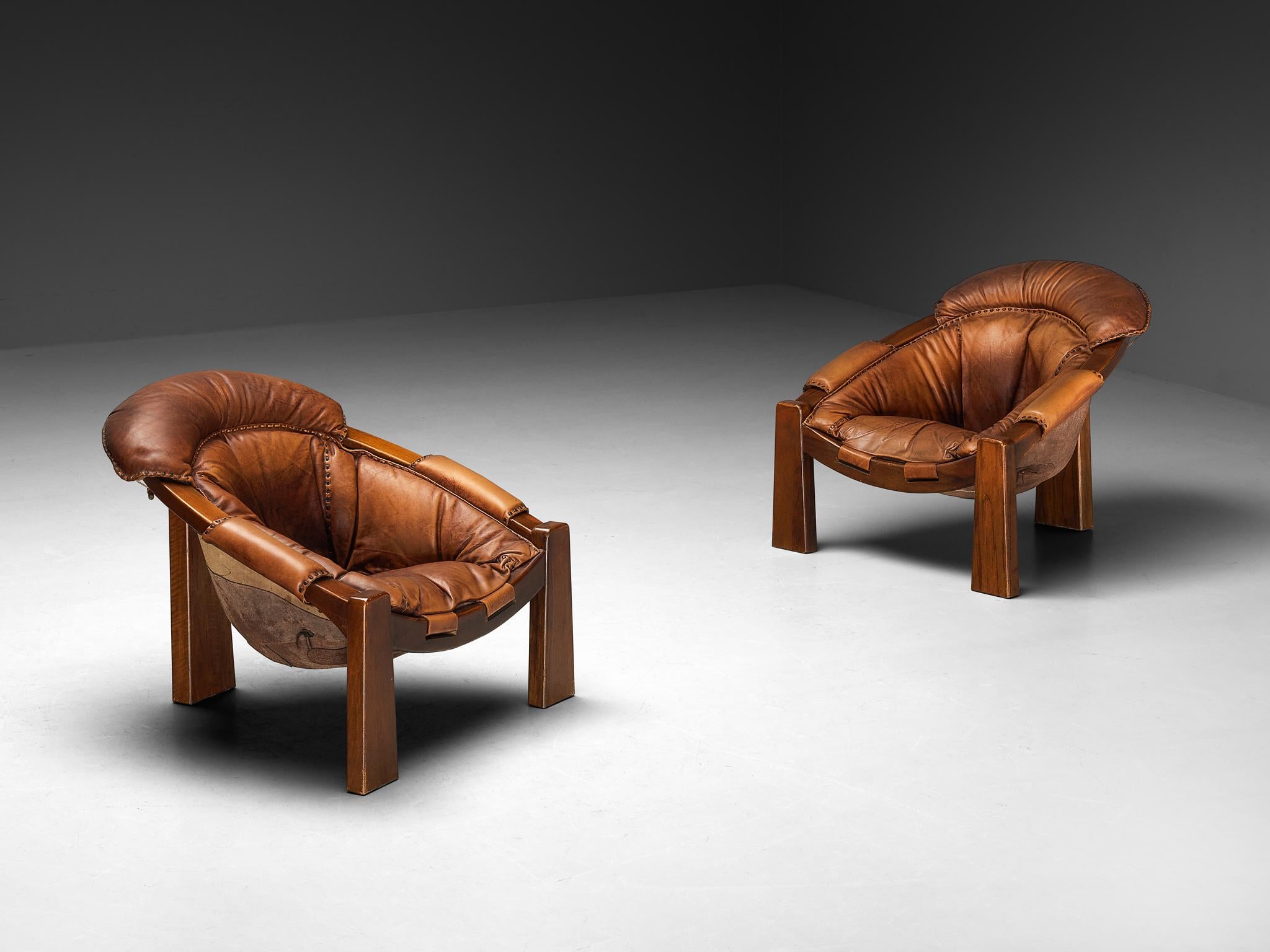 Luciano Frigerio pair of armchairs, leather, mahogany, Italy, 1970s

Step into the embrace of timeless sophistication with this captivating pair of armchairs by the esteemed Italian designer Luciano Frigerio, skillfully crafted during the