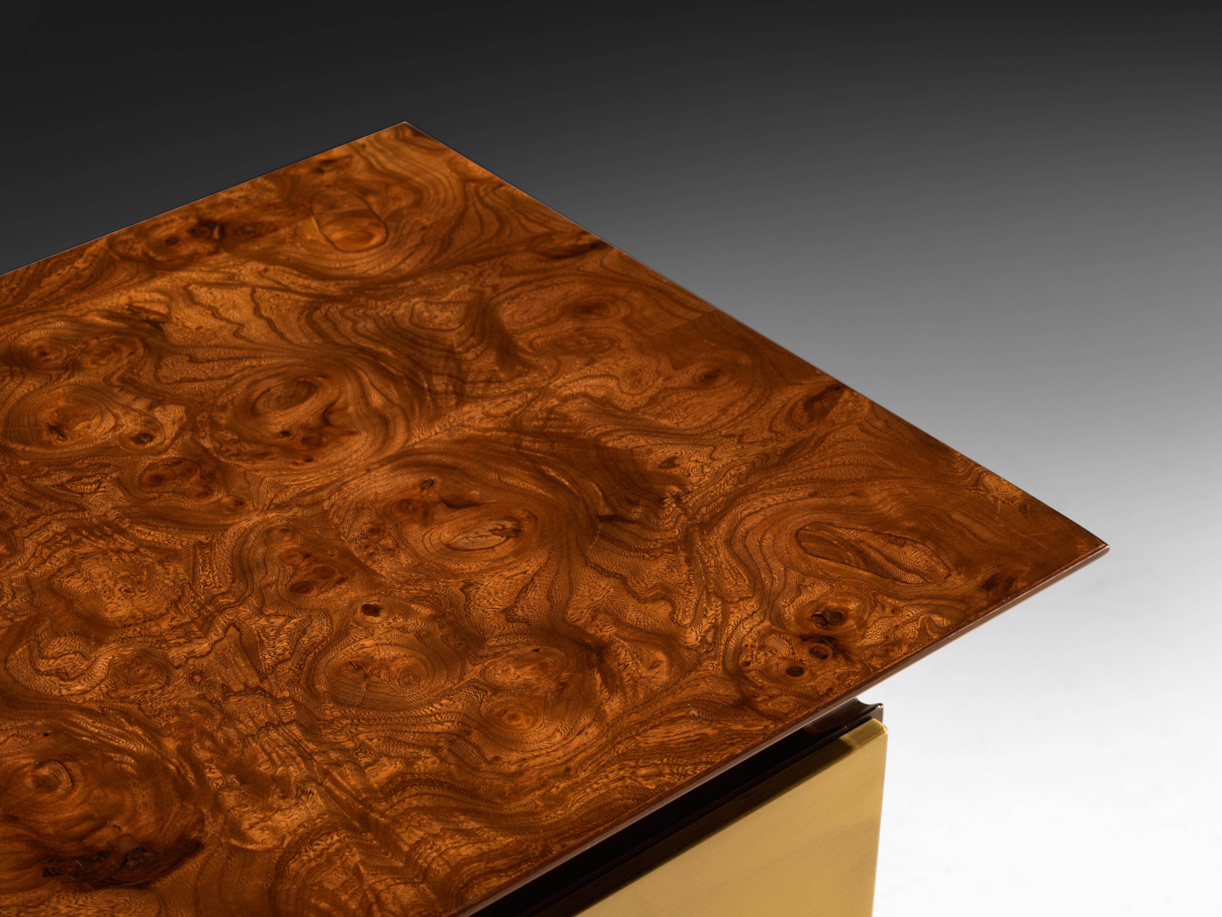 Luciano Frigerio Tables de nuit en loupe d'orme et laiton en vente 1