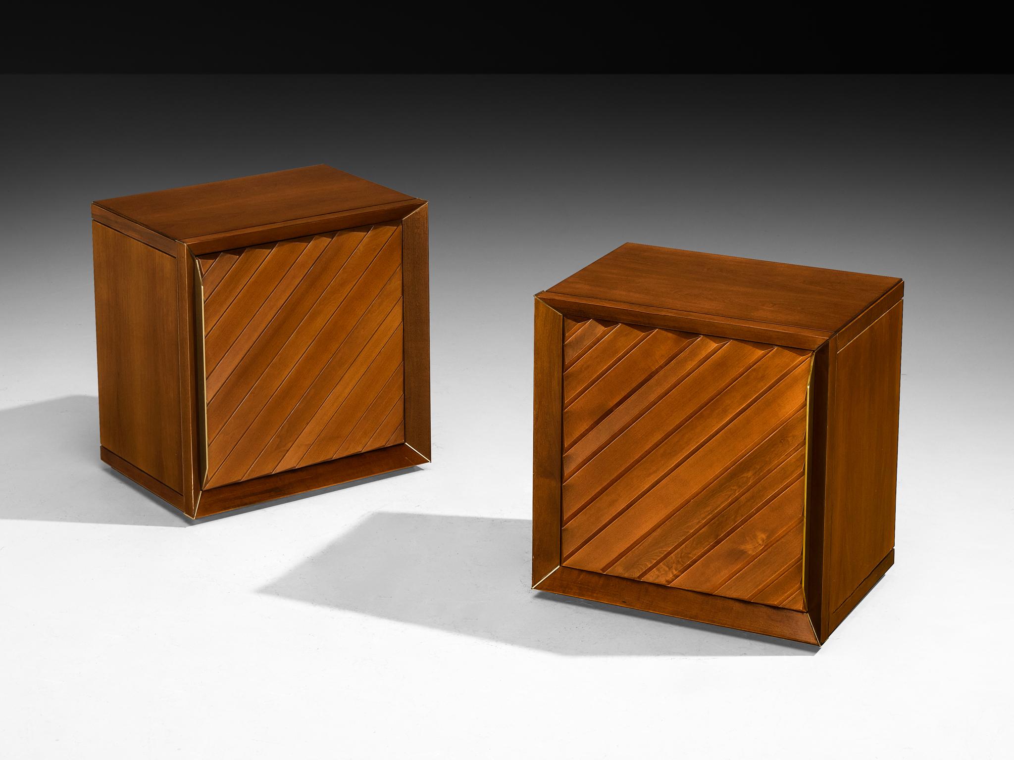 Luciano Frigerio, coppia di comodini, noce e ottone, Italia, anni '70

Questa elegante coppia di comodini è stata disegnata da Luciano Frigerio negli anni '70, esemplificando il lusso raffinato del design italiano di quell'epoca. Realizzati in noce
