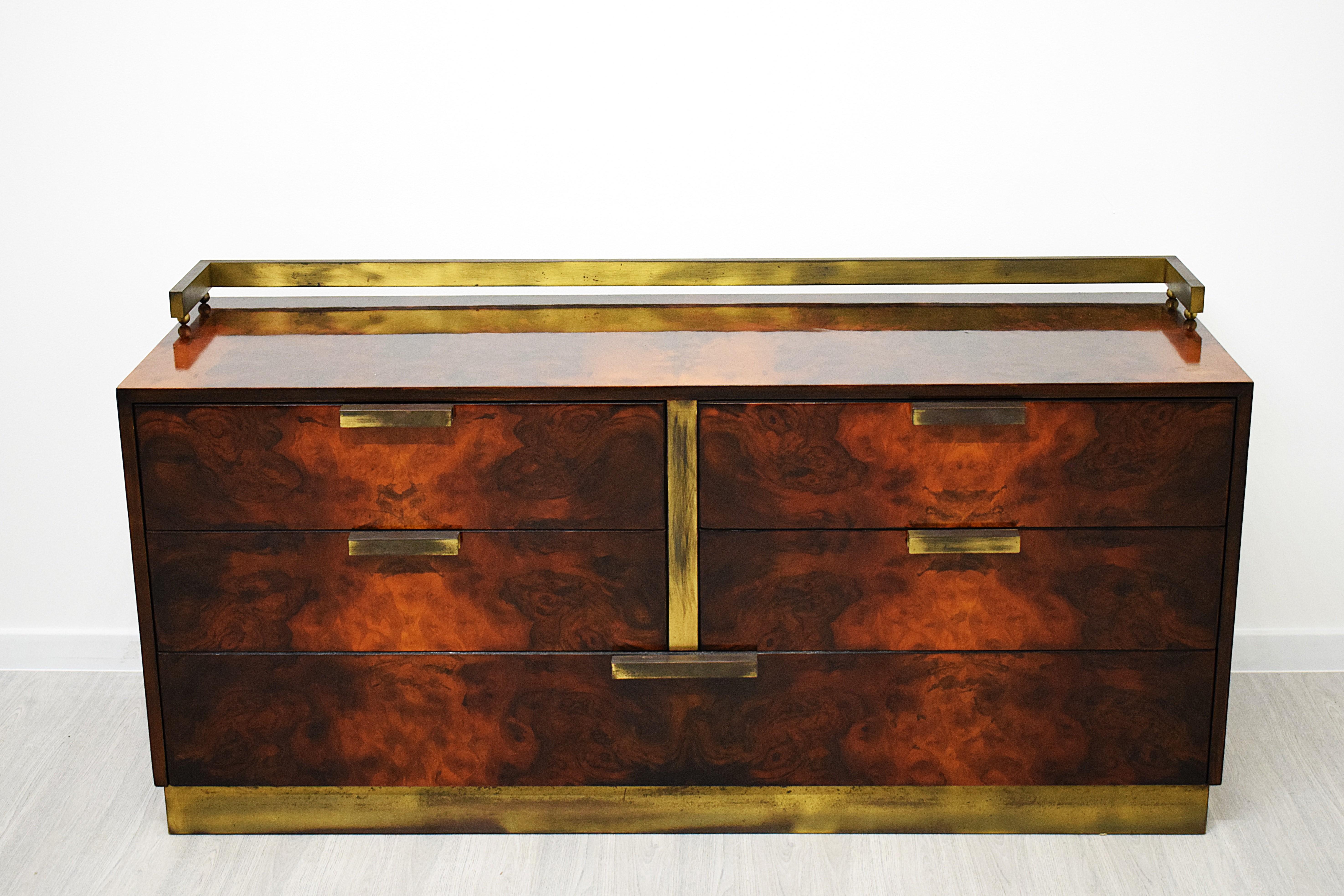 Elegante Kommode, entworfen von Luciano Frigerio für Frigerio di Desio, aus den 1970er Jahren. Der in Italien hergestellte Schrank zeichnet sich durch eine raffinierte Holzstruktur mit Fronten aus Bruyèreholz und Messingdetails aus, die ihm einen