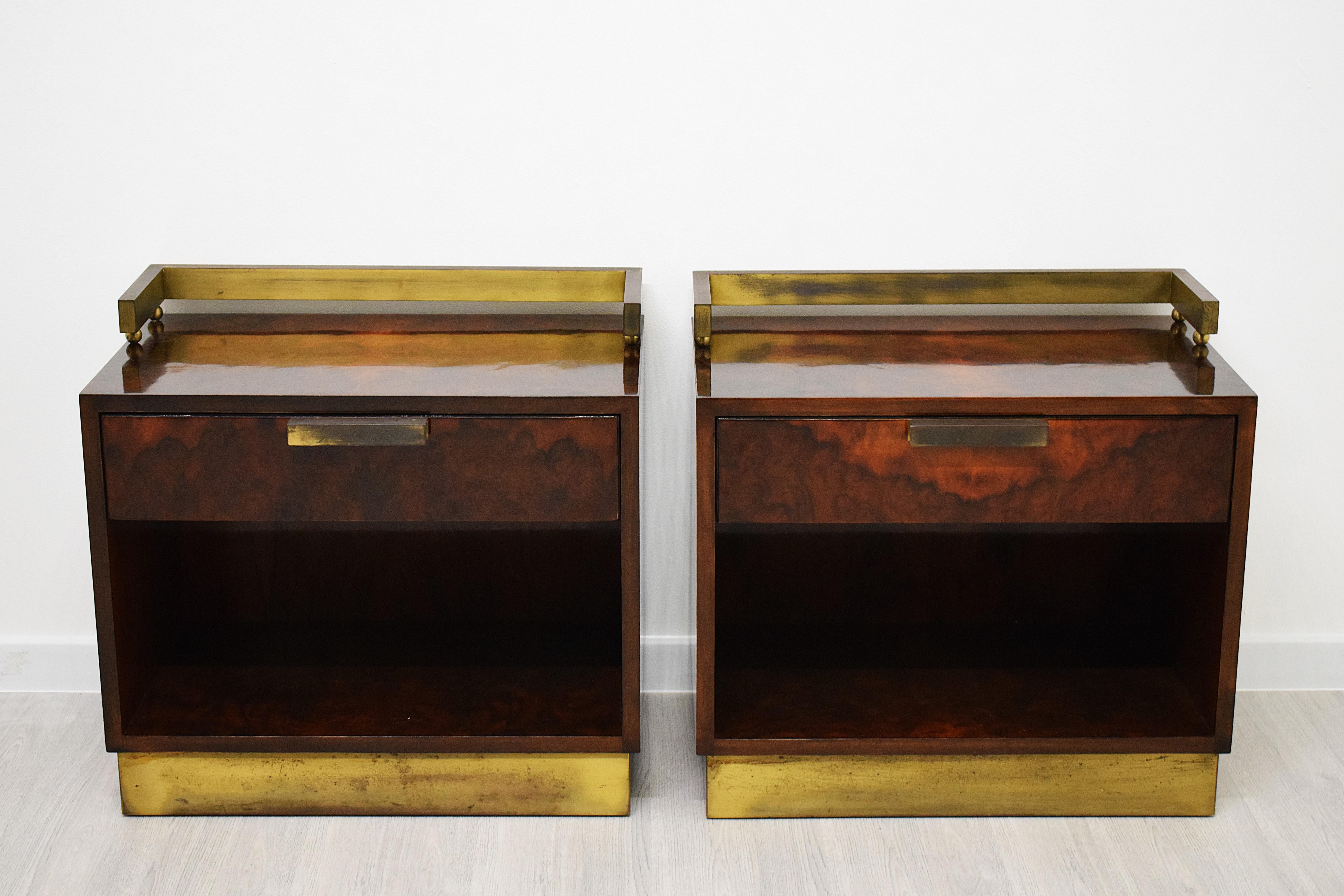 Luciano Frigerio para Frigerio di Desio, fabricado en Italia en la década de 1970. Las dimensiones de cada mesilla son 60x40x56 cm. Su distintivo diseño combina la sofisticación de la madera de brezo con detalles de latón, lo que le confiere un
