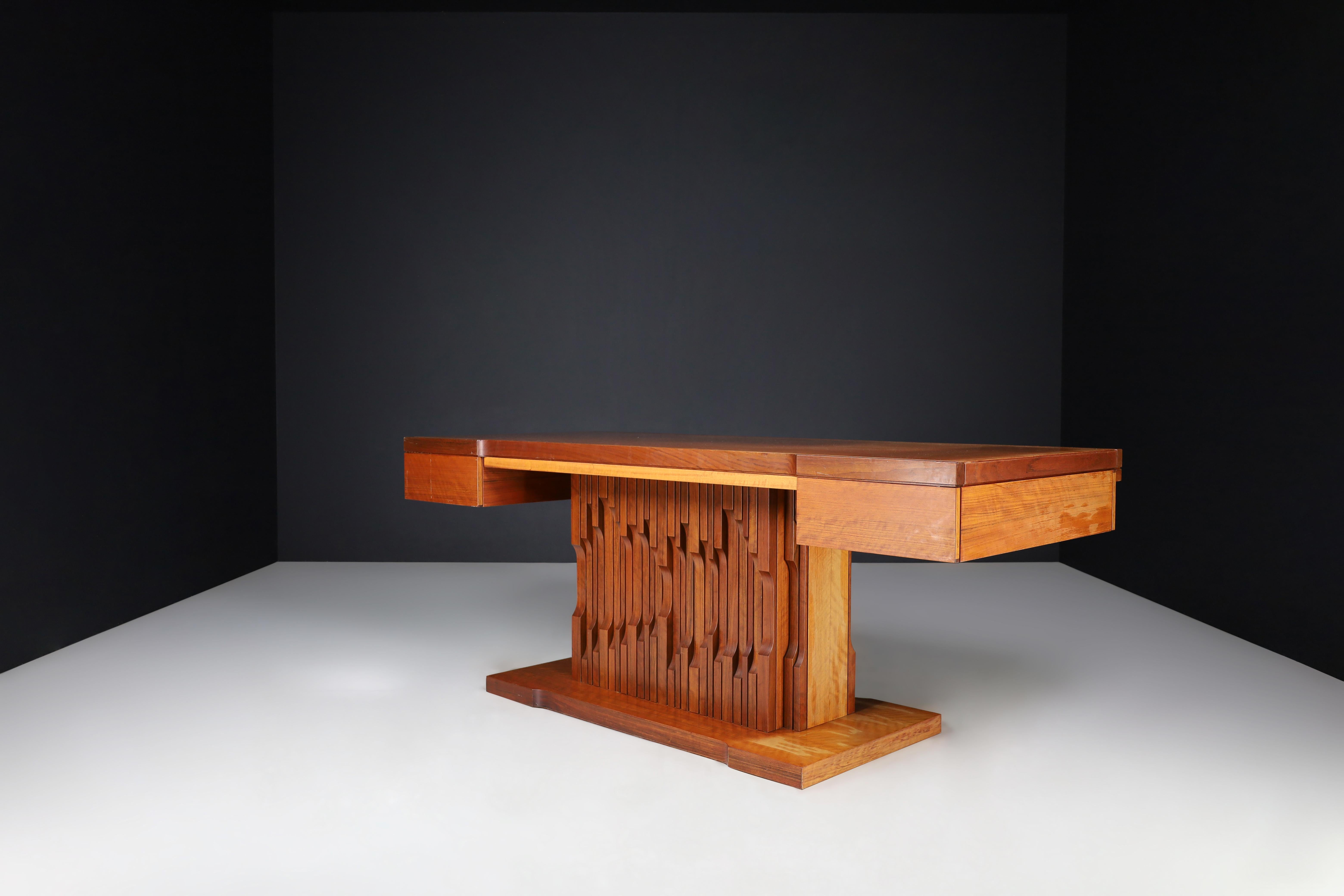Luciano Frigerio Presidential Writing Desk in Walnut, Italy 1970s For Sale 3