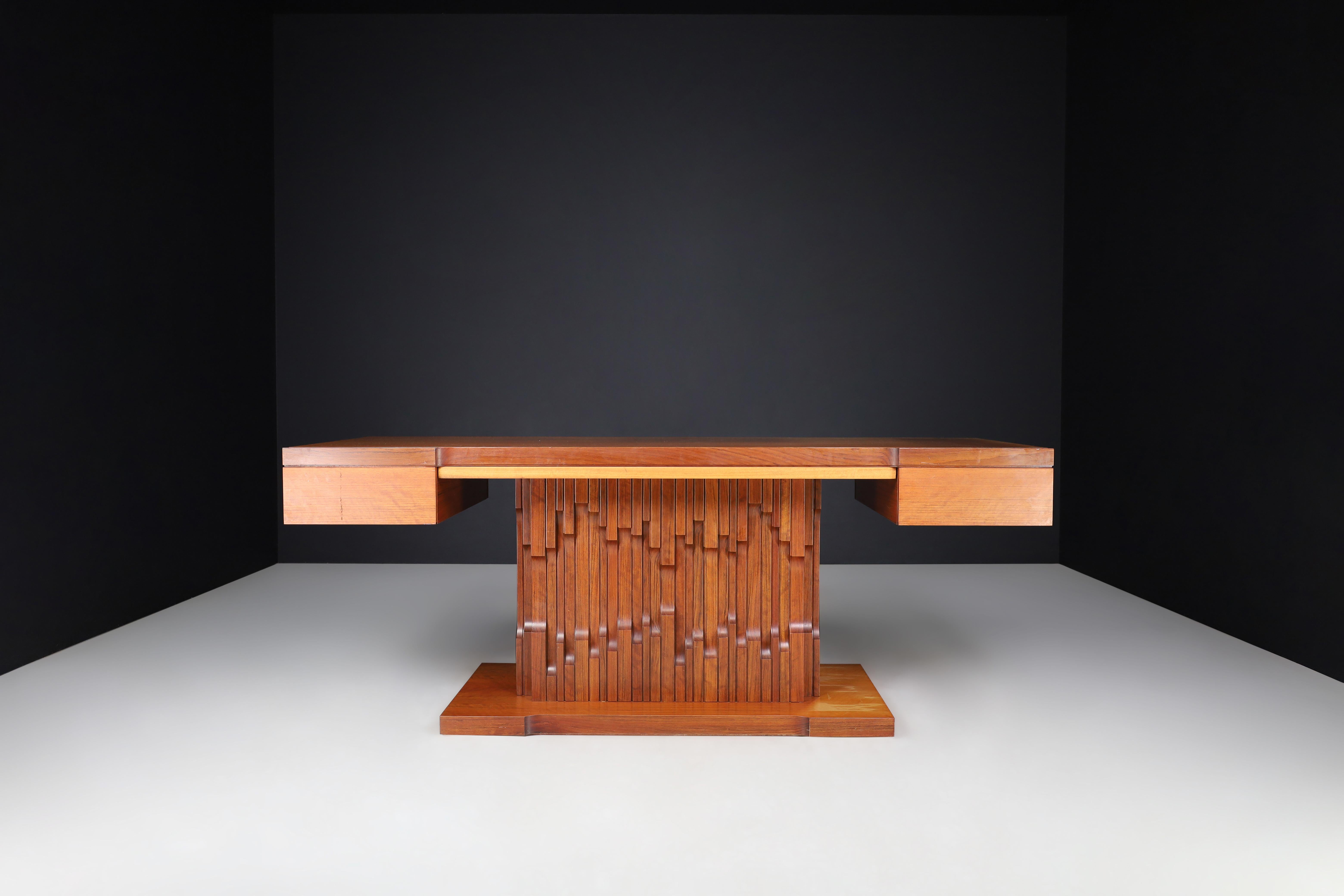 Luciano Frigerio Presidential Writing Desk in Walnut, Italy 1970s For Sale 4