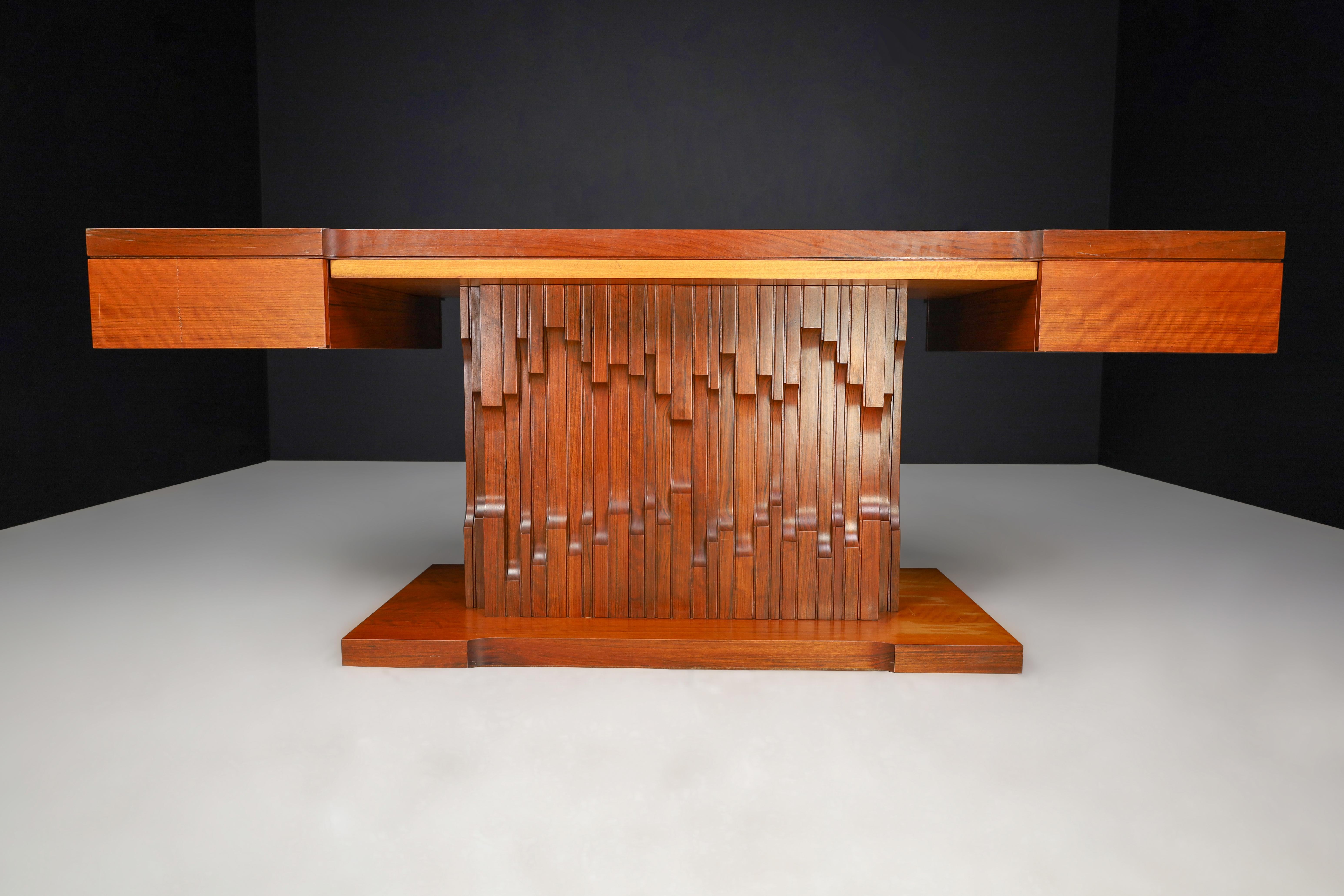 Luciano Frigerio Presidential Writing Desk in Walnut, Italy 1960s

This is a rare presidential mid-century desk designed by Luciano Frigerio for the 