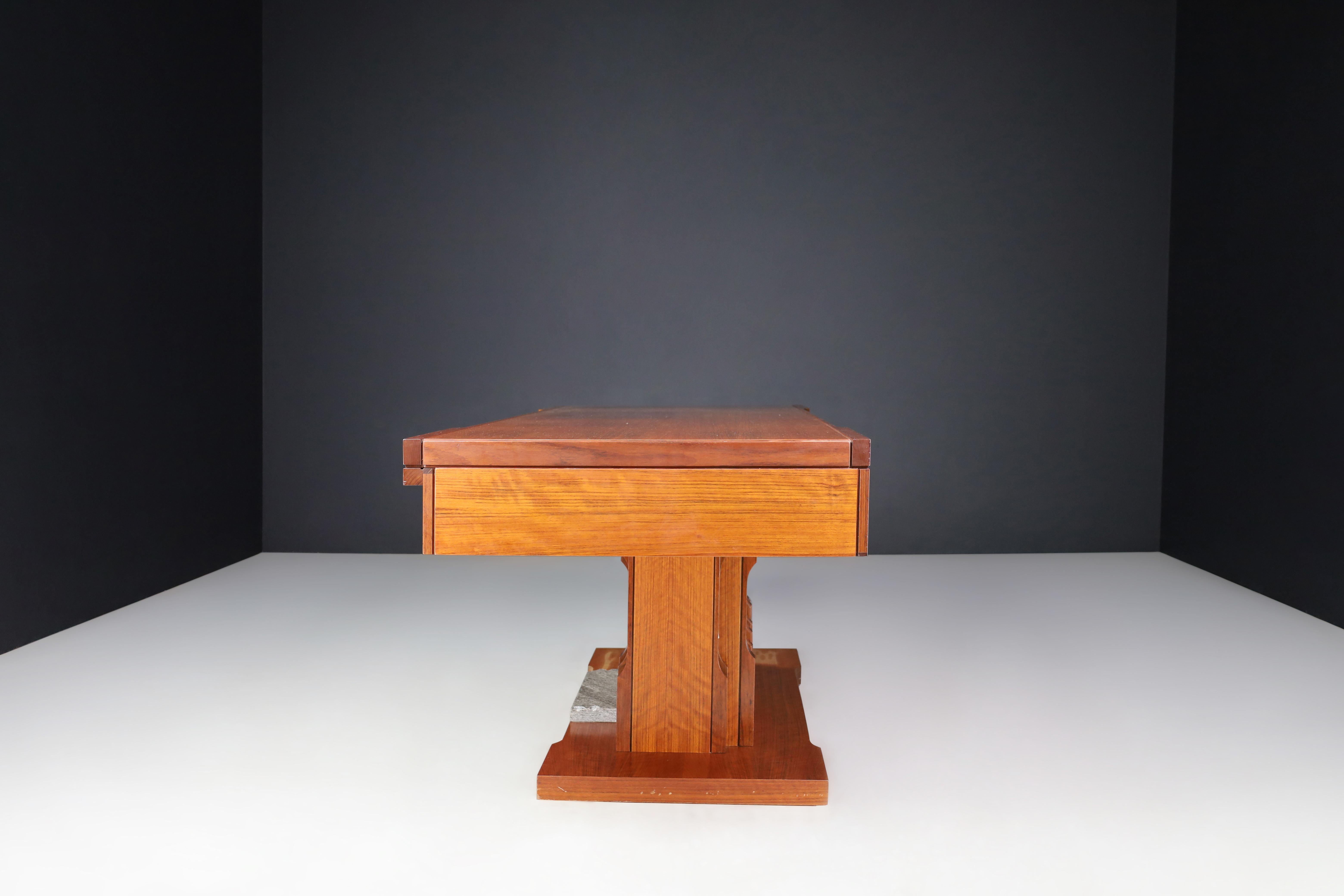 Luciano Frigerio Presidential Writing Desk in Walnut, Italy 1970s In Good Condition For Sale In Almelo, NL