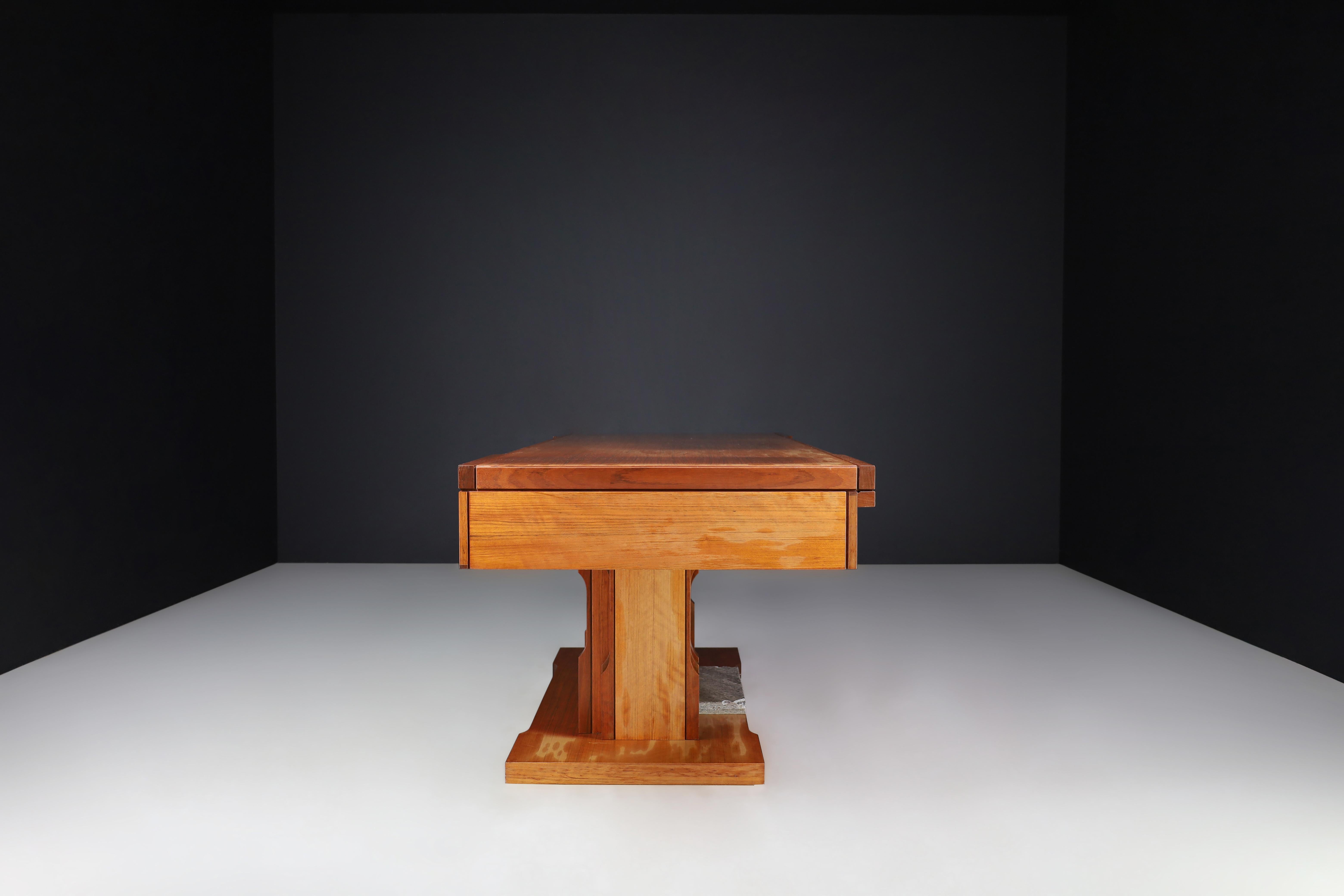 Luciano Frigerio Presidential Writing Desk in Walnut, Italy 1970s For Sale 2