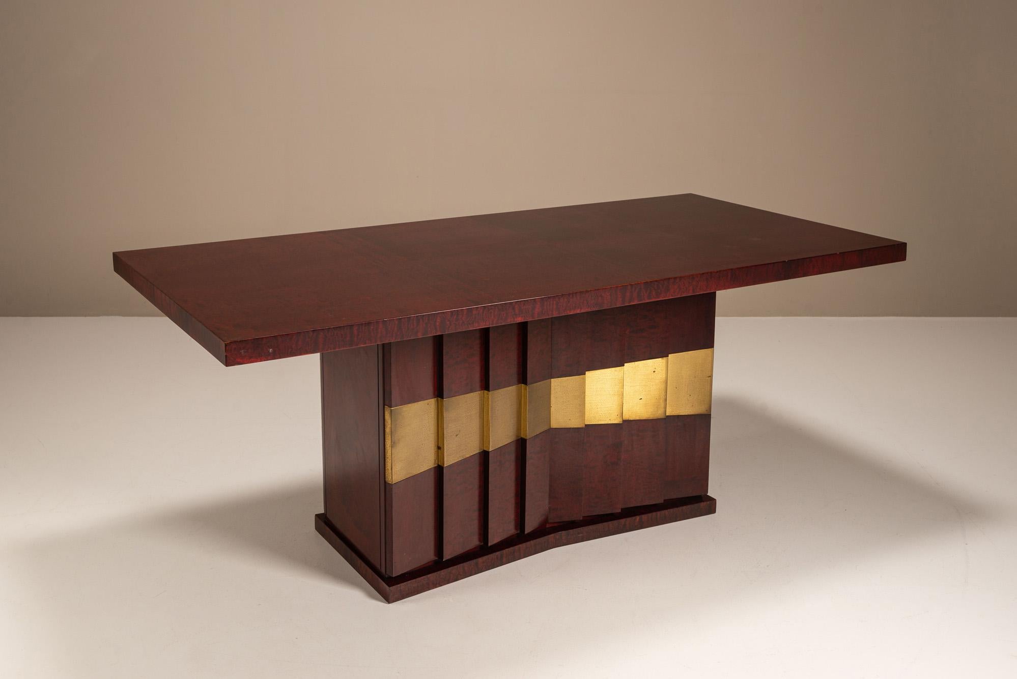 Conçue dans les années 1970 par l'architecte et designer italien Luciano Frigerio, cette table 