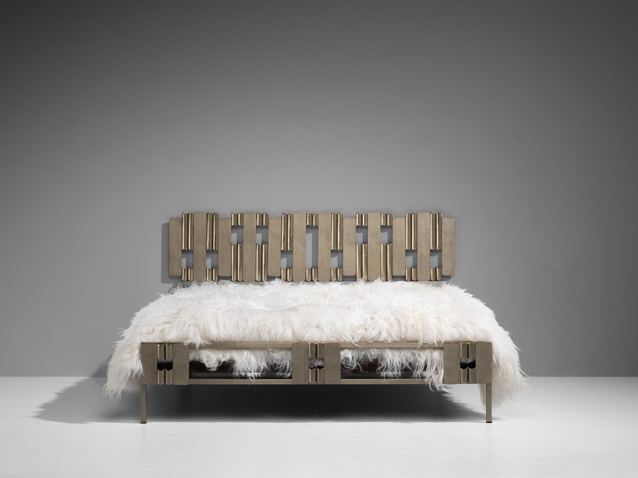 Luciano Frigerio Skulpturales Bett aus gehämmertem Stahl  (Italienisch) im Angebot