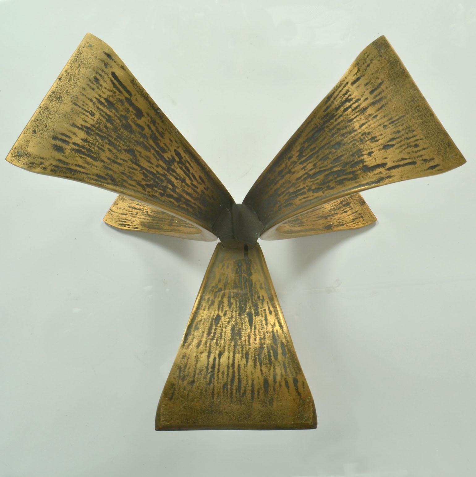 Luciano Frigerio Skulpturaler runder Couchtisch aus Bronze und Glas, Italien 1980''s im Angebot 1