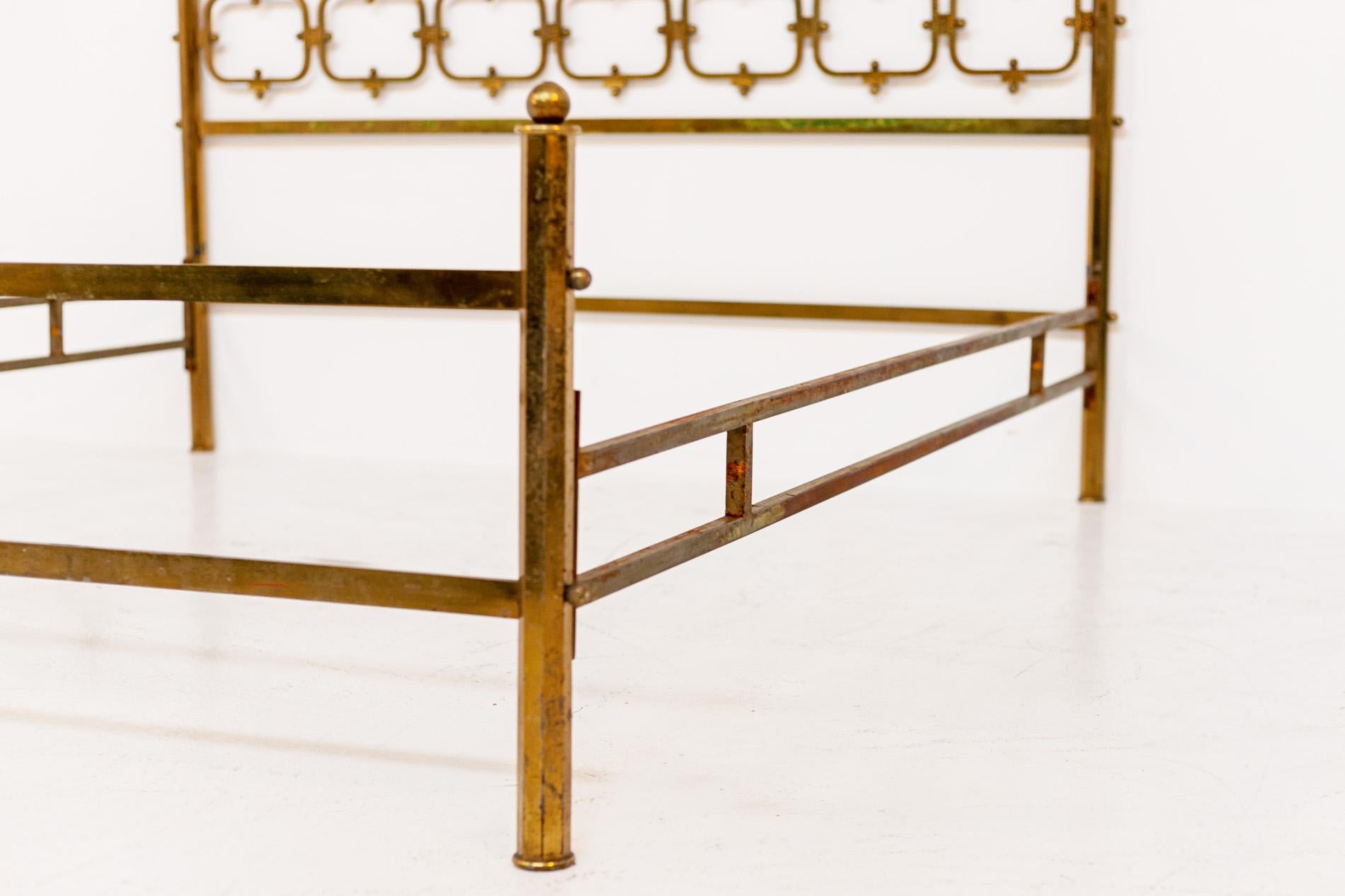 Beautiful double bed by Luciano Frigerio of the 60's. The bed is made entirely of brass. Its great particularity is in its realization, the headboard is made in a sculptural manner, drummed by hand. Headboard bed in cast satin brass chiseled by