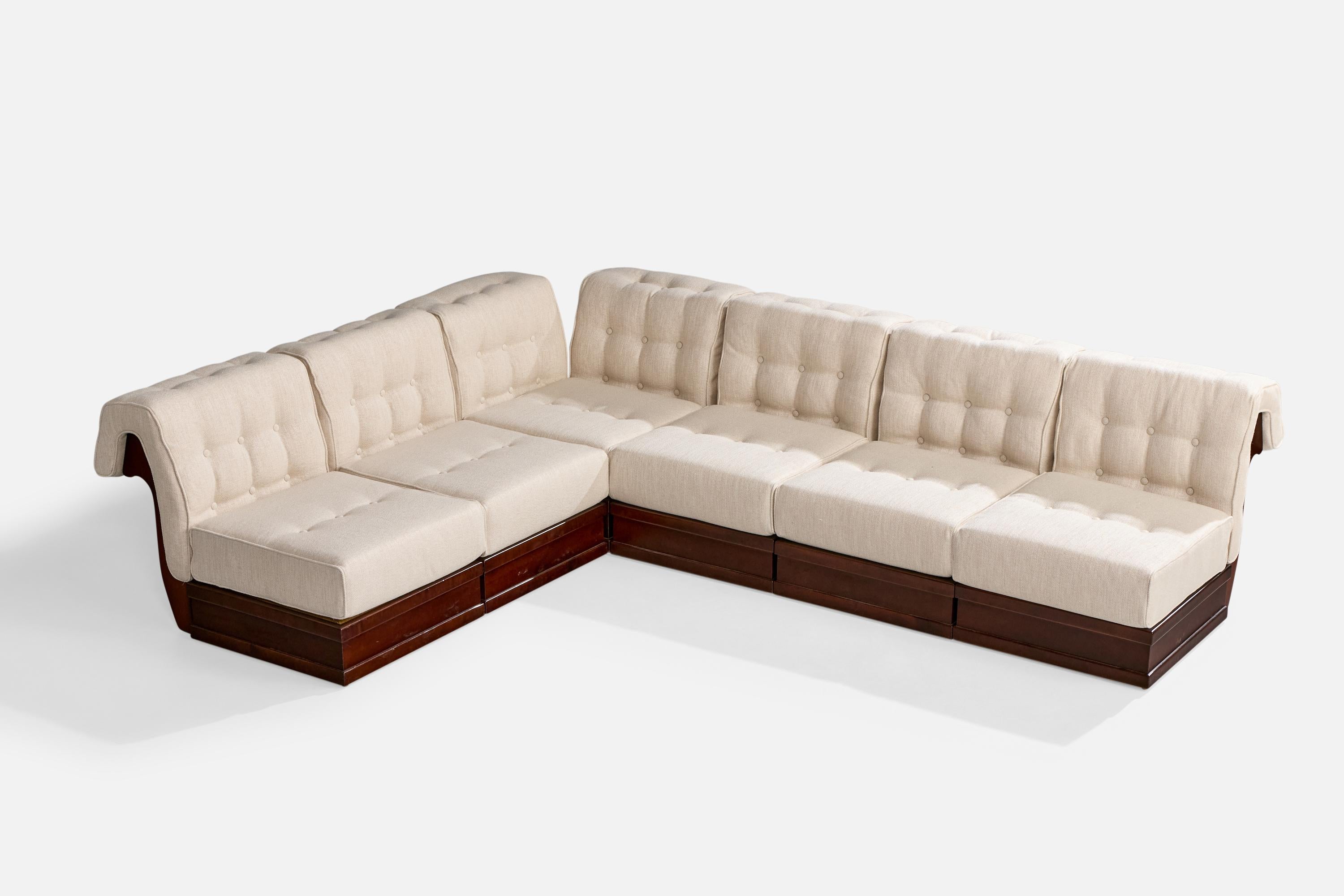 Canapé sectionnel en bois teinté foncé et tissu blanc cassé produit par Luciano Frigerio, Italie, C.C. 1970.

Dimensions globales (pouces) : 27.5 