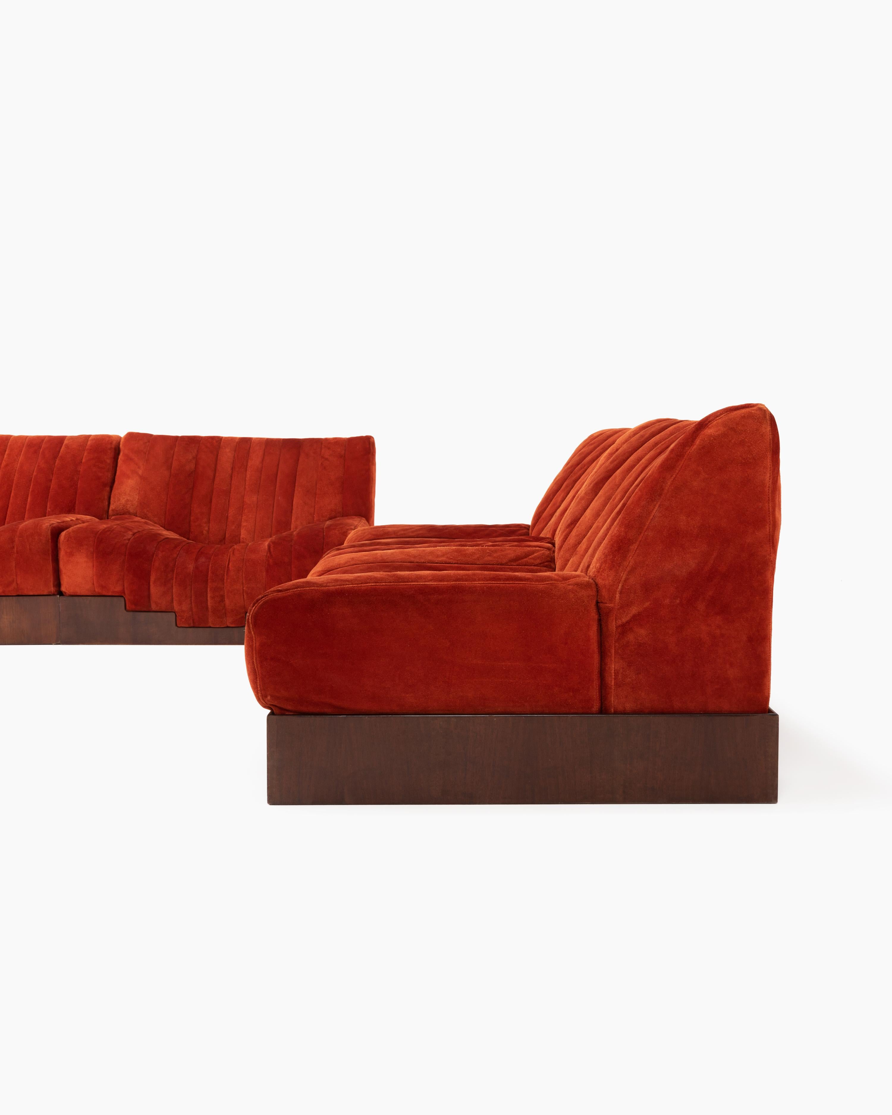 Dieses Set aus fünf San Francisco Armchairs ist ein variables modulares System - Mobili Scultura (Möbelskulptur) -, das aus fünf einzelnen Sesseln besteht. Zusammen bilden die Sessel ein Sofasystem mit verschiedenen Montagemöglichkeiten. Die