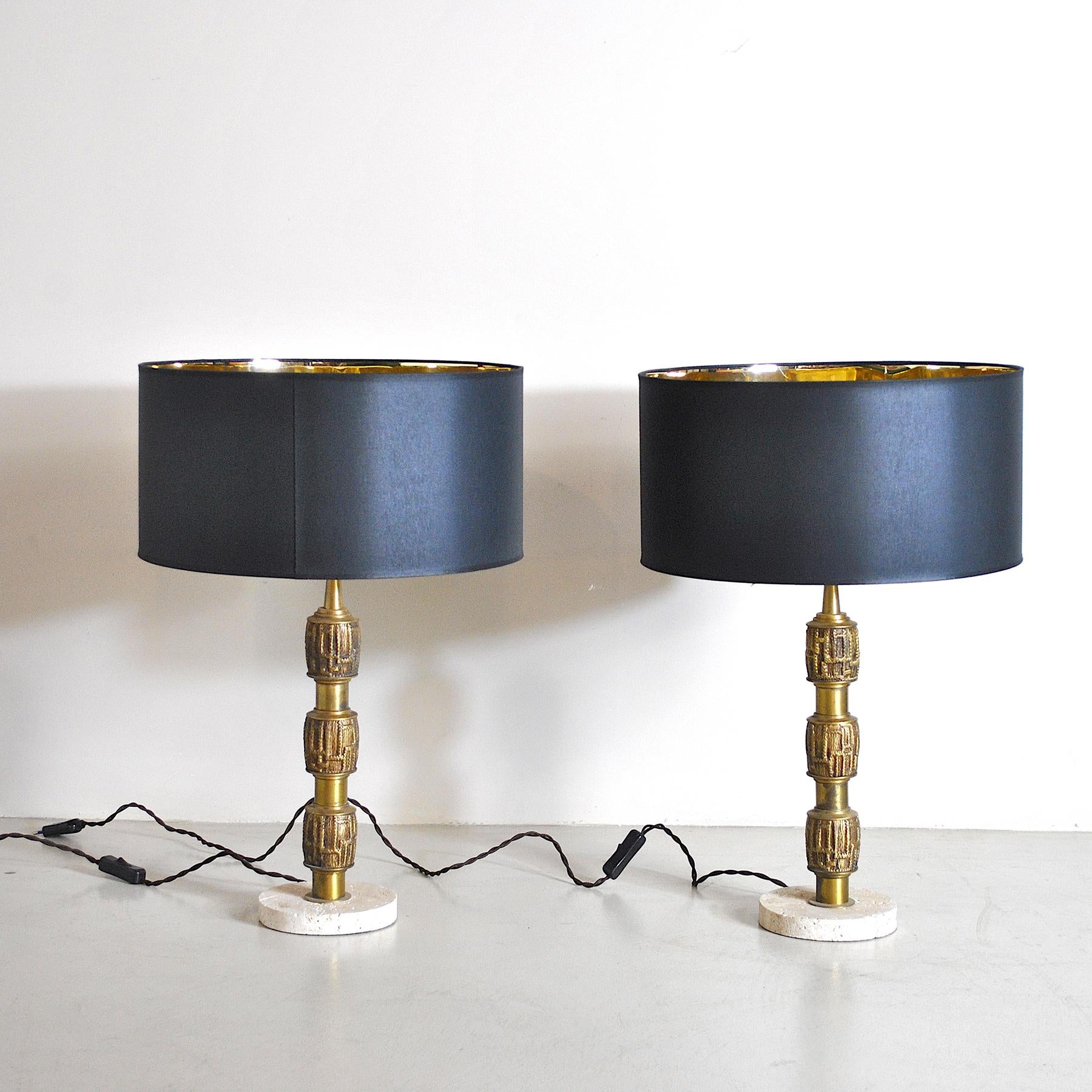 Deux lampes de table par Luciano Frigerio modèle Bagdad, en laiton et travertin
n.b. les mesures correspondent avec l'abat-jour.
La lampe est vendue sans l'abat-jour

Luciano Frigerio est né à Desio en 1928. Il padre Giovanni avvia, dal 1889, una