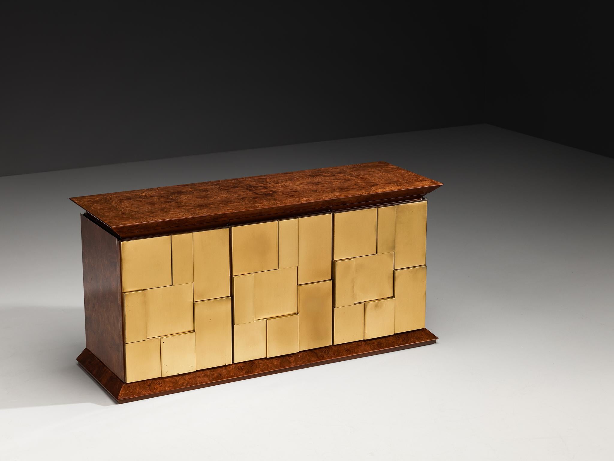 Luciano Frigerio, Anrichte, Messing, lackierte Ulmenwurzel, Italien, 1970er Jahre

Dieses exquisite Sideboard des kreativen italienischen Designers Luciano Frigerio ist ein Beispiel für das ästhetische Empfinden der 1970er Jahre. Die vordere Fassade