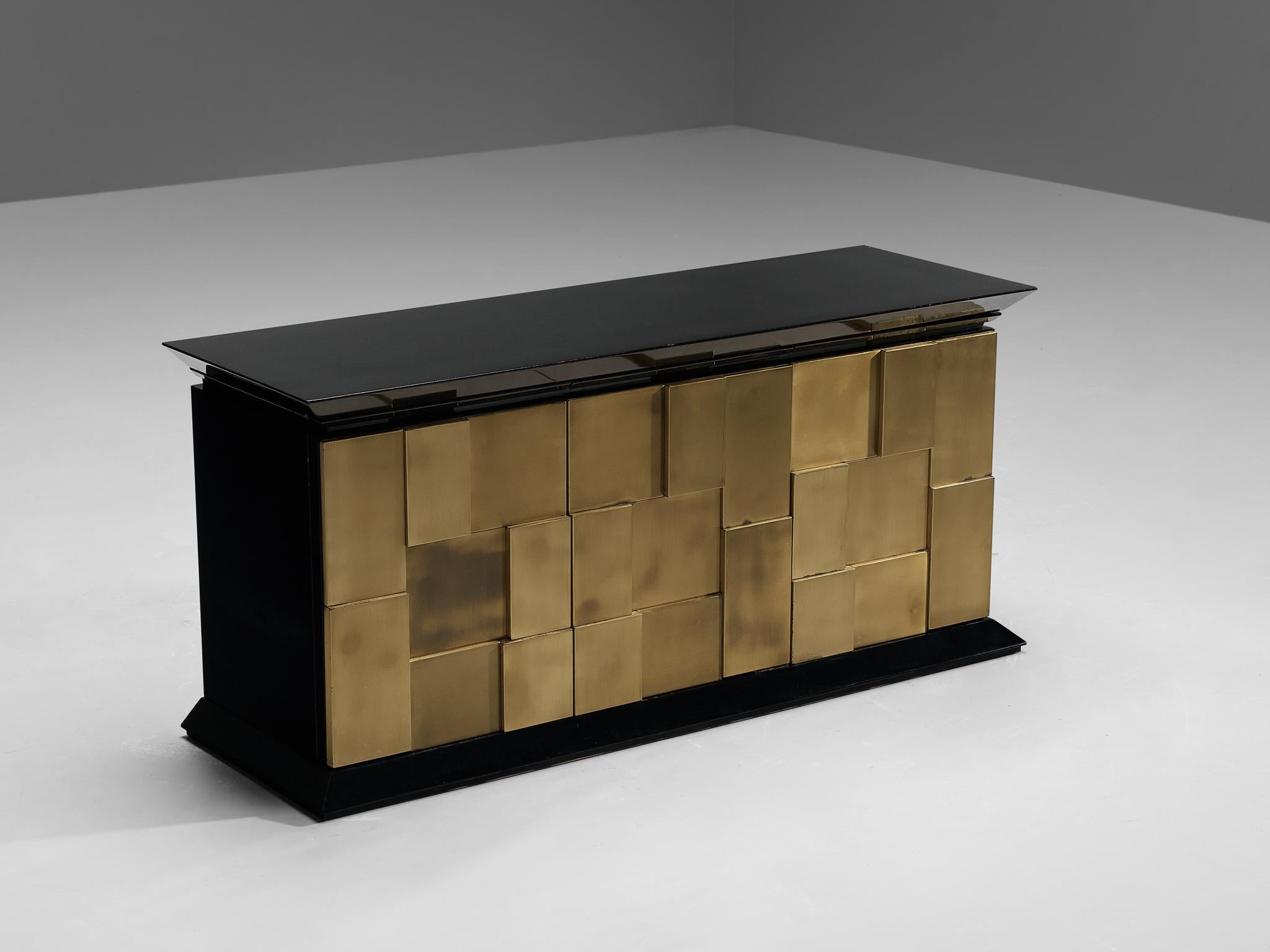 Luciano Frigerio, Sideboard, Messing, lackiertes Holz, Italien, 1970er Jahre

Dieses exquisite Sideboard des kreativen italienischen Designers Luciano Frigerio ist ein Beispiel für das ästhetische Empfinden der 1970er Jahre. Die vordere Fassade