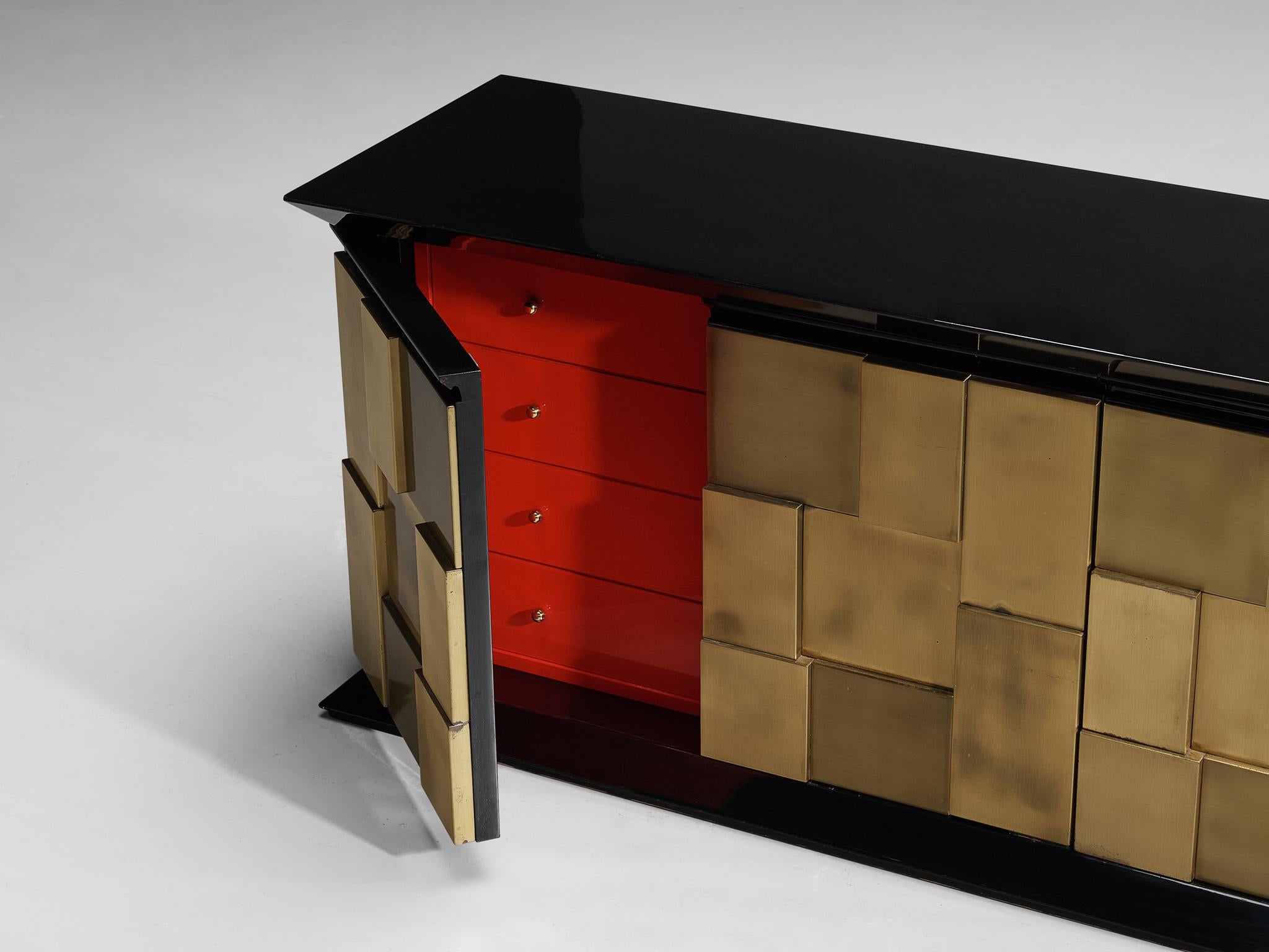 Luciano Frigerio Sideboard aus lackiertem Holz und geometrischer Messingfront  (Postmoderne) im Angebot