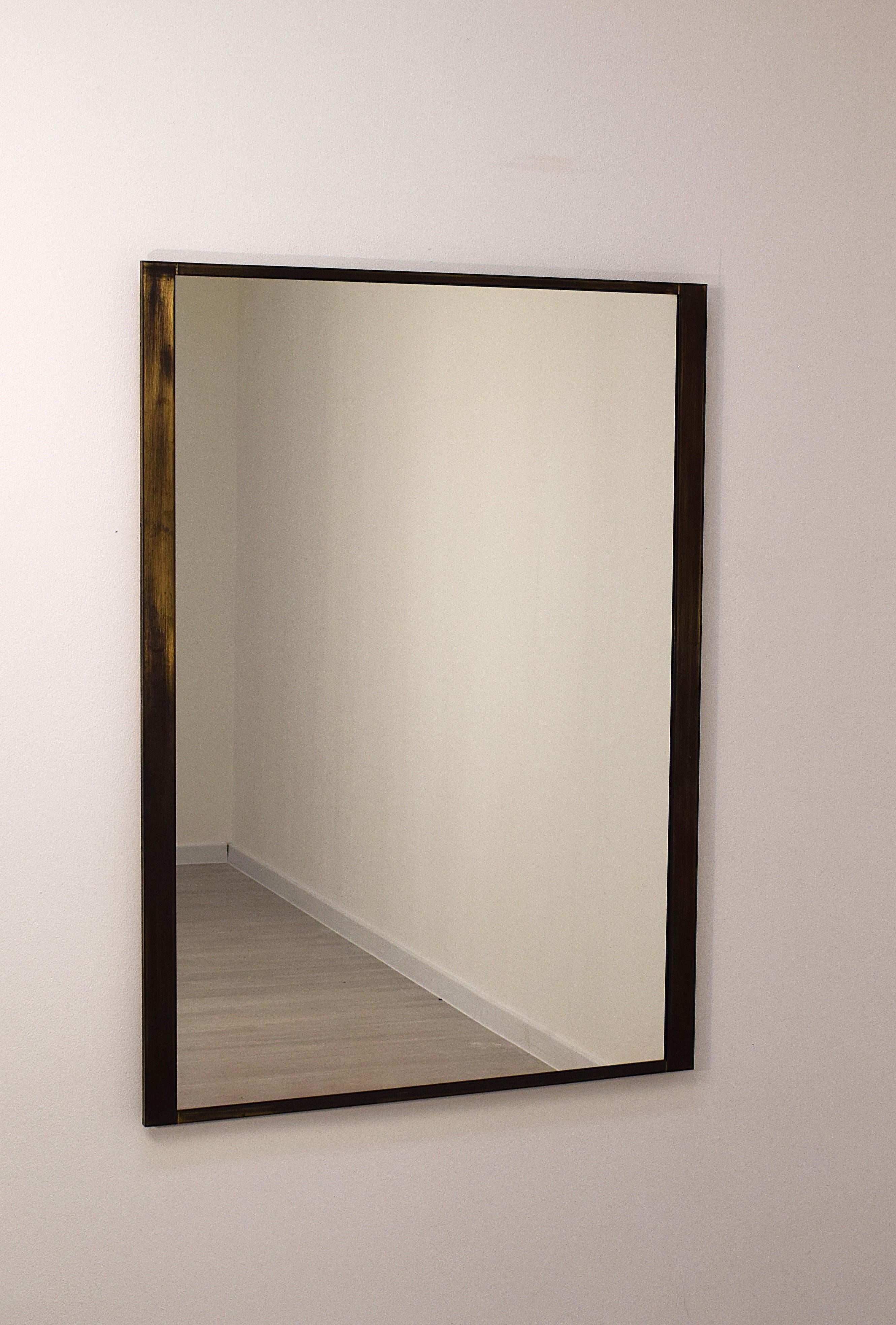 Miroir raffiné conçu par Luciano Frigerio dans les années 1970, fabriqué en Italie. Le cadre en laiton au design minimaliste renferme un miroir de haute qualité, conférant élégance et caractère à n'importe quelle pièce. Dimensions : hauteur 105 cm,