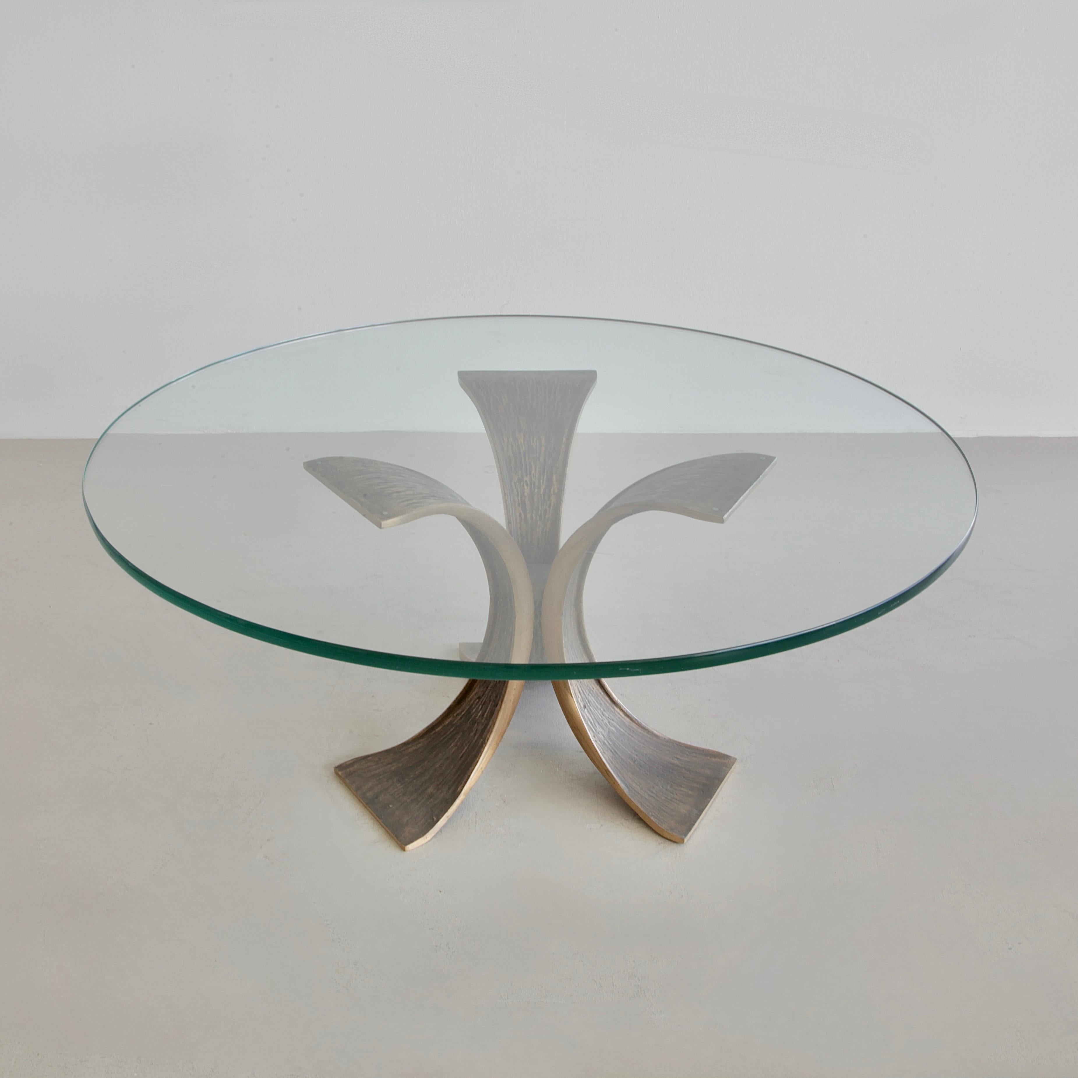 Table basse sculpturale avec plateau rond en verre. Italie, années 1970.

Table tripode brutaliste en bronze avec un épais plateau de verre rond, réalisée par ou dans le style de Luciano Frigerio, dans les années 1970. Un beau socle lourd et un