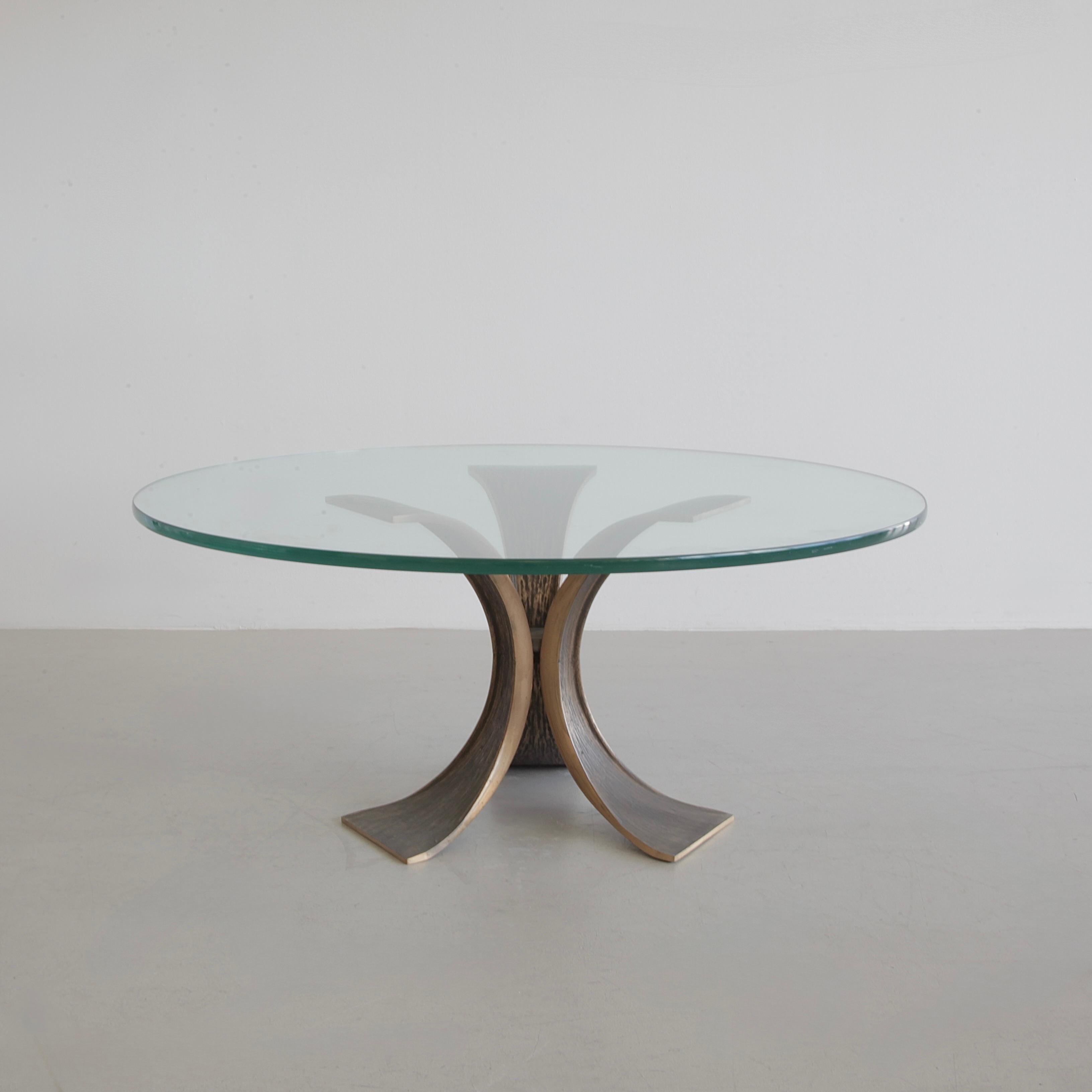 Mid-Century Modern Table basse sculpturale avec plateau en verre, style Luciano Frigerio, 1970 en vente