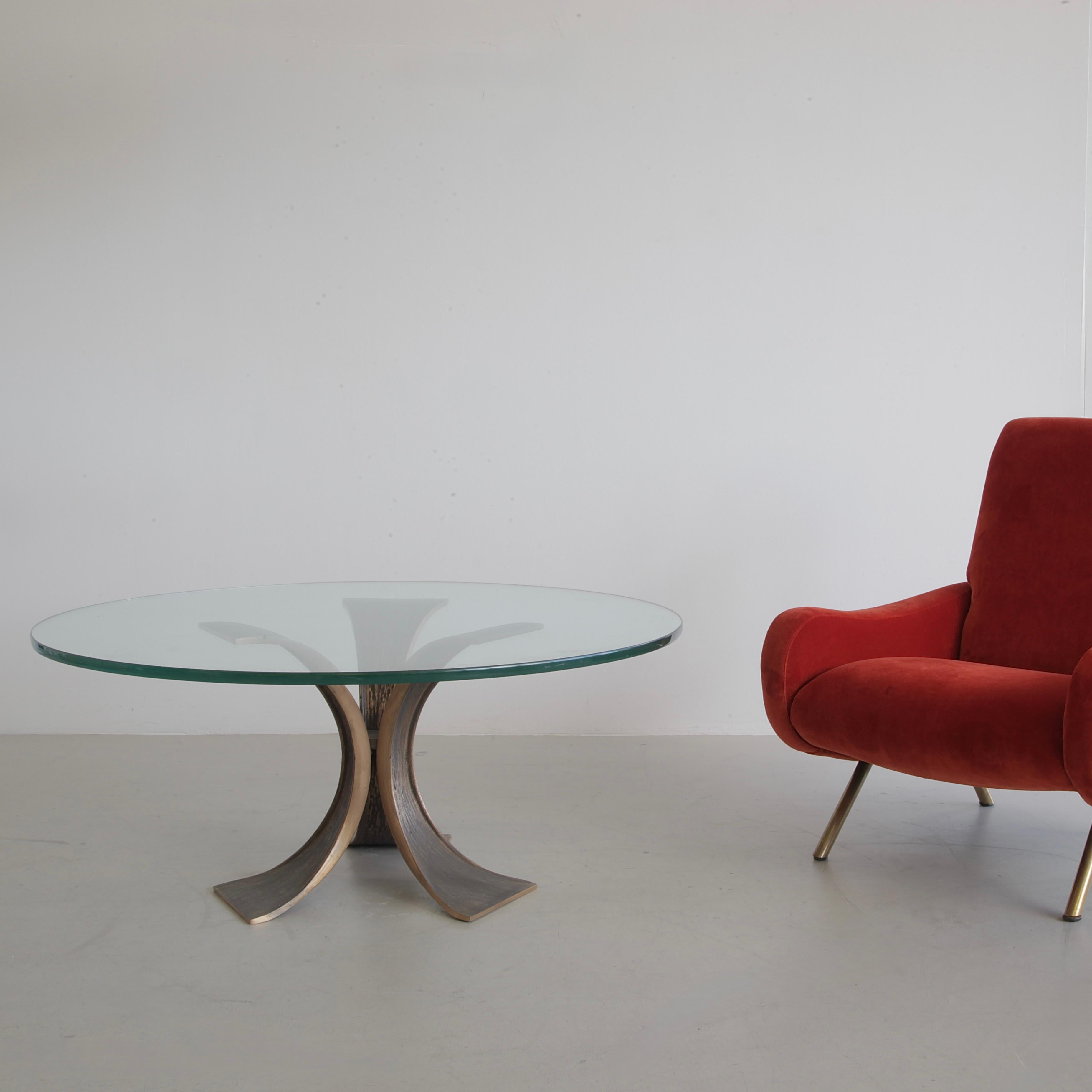 italien Table basse sculpturale avec plateau en verre, style Luciano Frigerio, 1970 en vente
