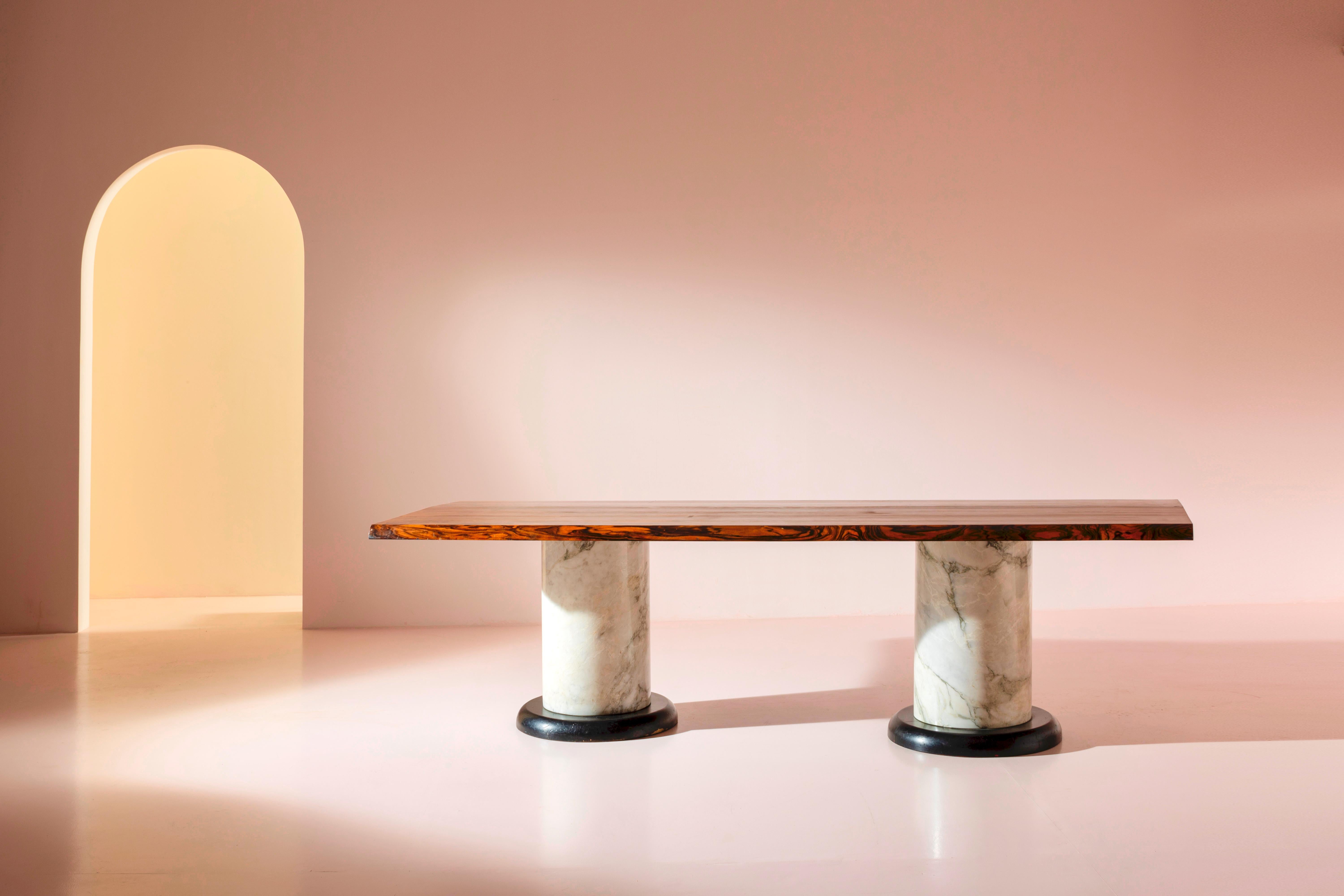 Grande table de salle à manger ou de conférence en ébène massif et marbre de Carrare, pièce unique certifiée, conçue par Luciano Frigerio, production italienne des années 1970.

L'ébène : un matériau rare et précieux qui a été historiquement au cœur