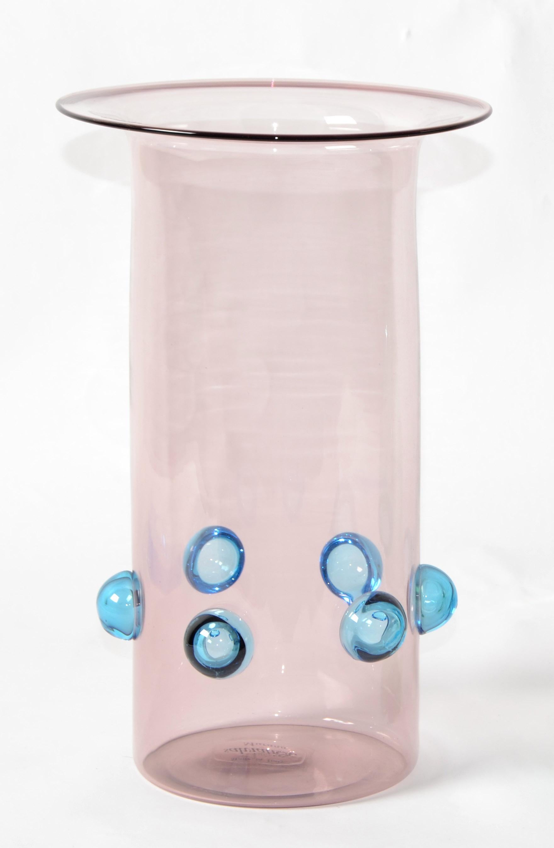 One of a kind Luciano Gaspari blown Art Glass cylinder shaped vase in light pink with a circle of blue bubbles around, made for Salviati Murano, Venice.
Italian Mid-Century Modern highly skilled artisan glass craftsmanship all hand-blown or