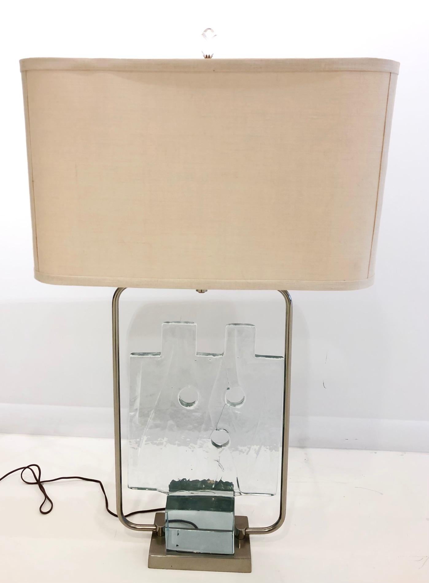 c. 1960, Italien. Das modernistische Spazialismo-Werk aus gegossenem Klarglas ist die größte von drei Größen und wiegt ca. 20 lbs. Es wurde von der Murano-Glasmanufaktur Salviati hergestellt, bei der Gaspari von 1955 bis 1968 Designdirektor war. Das