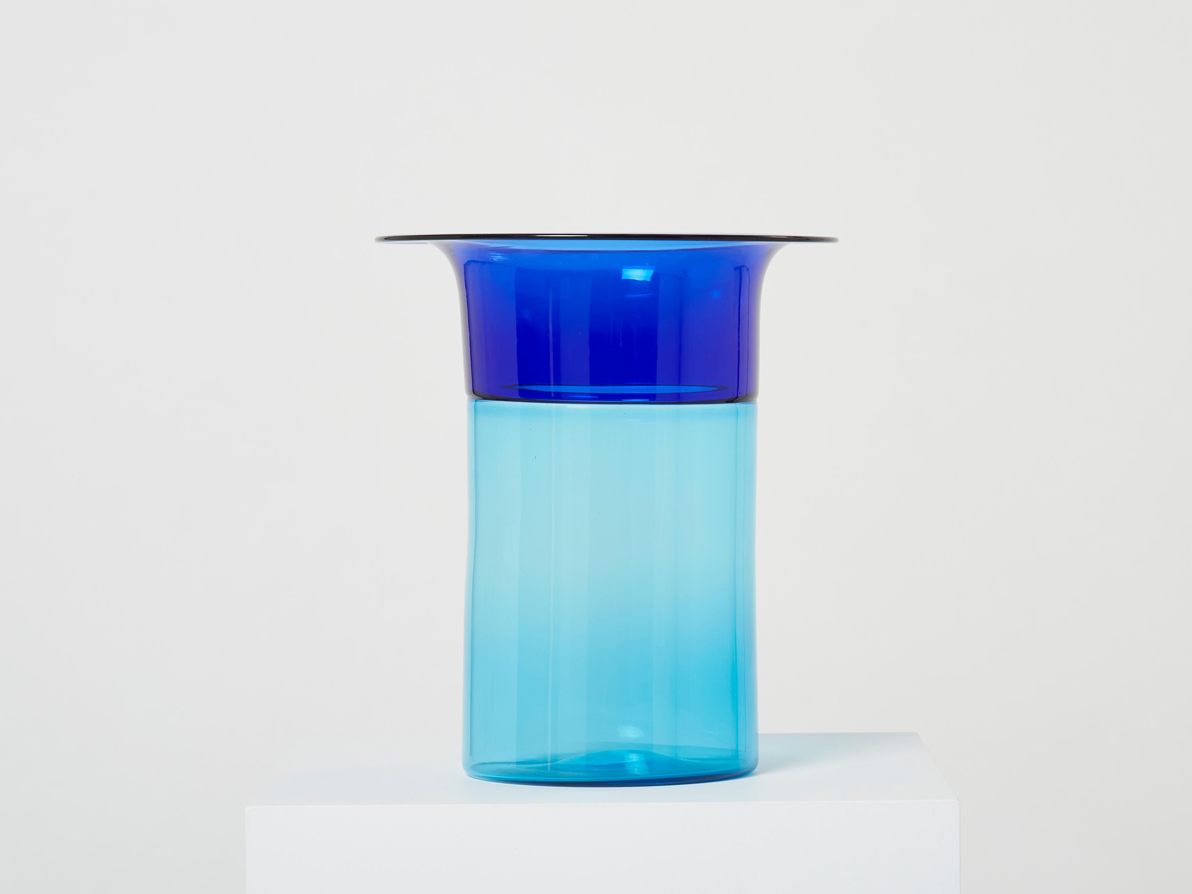 Bellissimo vaso di Luciano Gaspari per Salviati Murano realizzato negli anni '70 della serie Incalmo. Questo vaso ha colori accattivanti, con il blu reale che si immerge nel blu acquamarina. È piuttosto grande e alta, di forma cilindrica con un