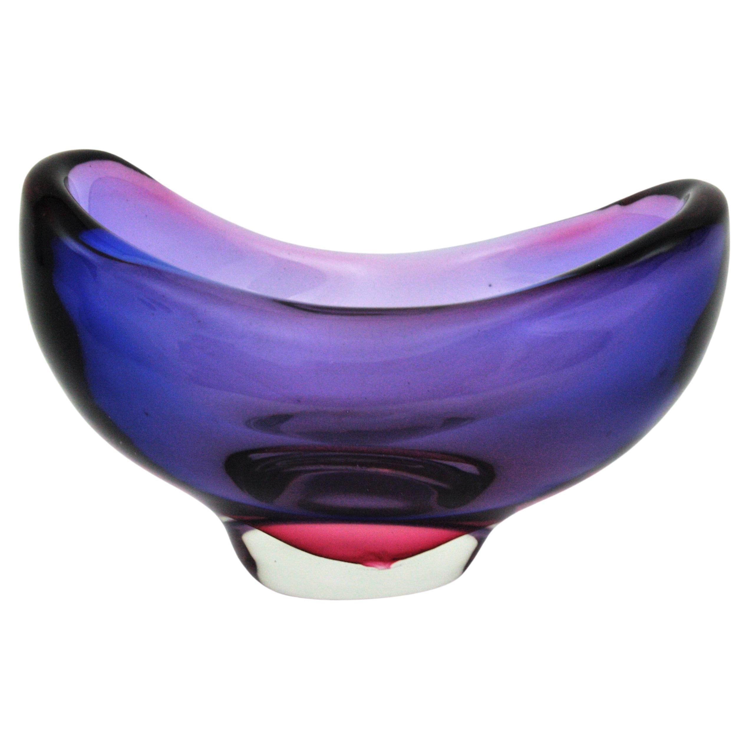 Outstanding hand blown Murano Art glass bowl in shades of purple pink and blue. Italy, 1960s.
Manufactured By Luciano Gaspari for Salviati.
Signed underneath.
This beautiful bowl has purple blue glass cased into clear glass with Sommerso technique.