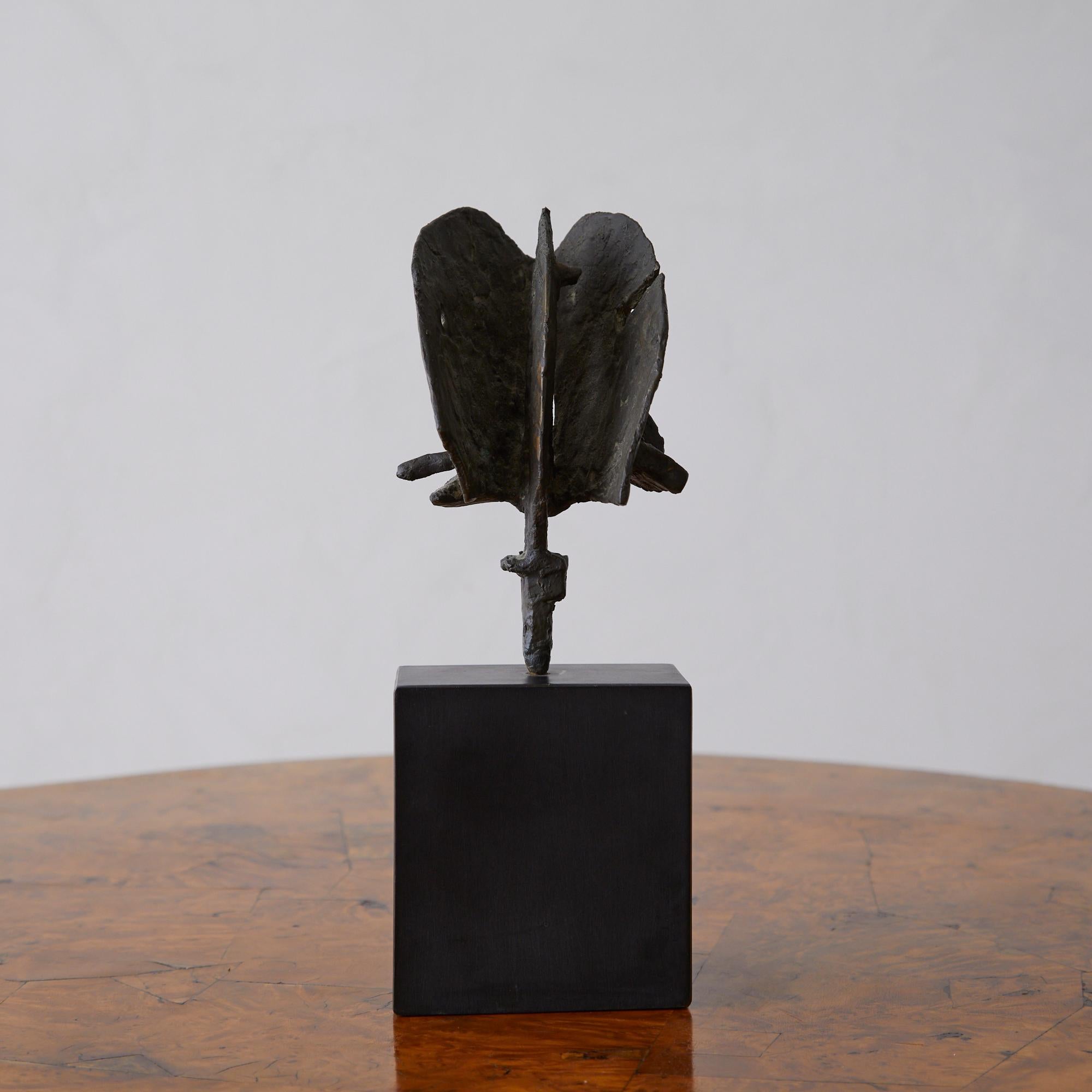 Luciano Minguzzi (1911-2004) è nato in una famiglia di artisti. Ha studiato scultura all'Academy Arts di Bologna dove si è formato sotto la guida di Giorgio Morandi e Roberto Longhi. Dopo essersi trasferito a Parigi nel 1948, creò opere che
