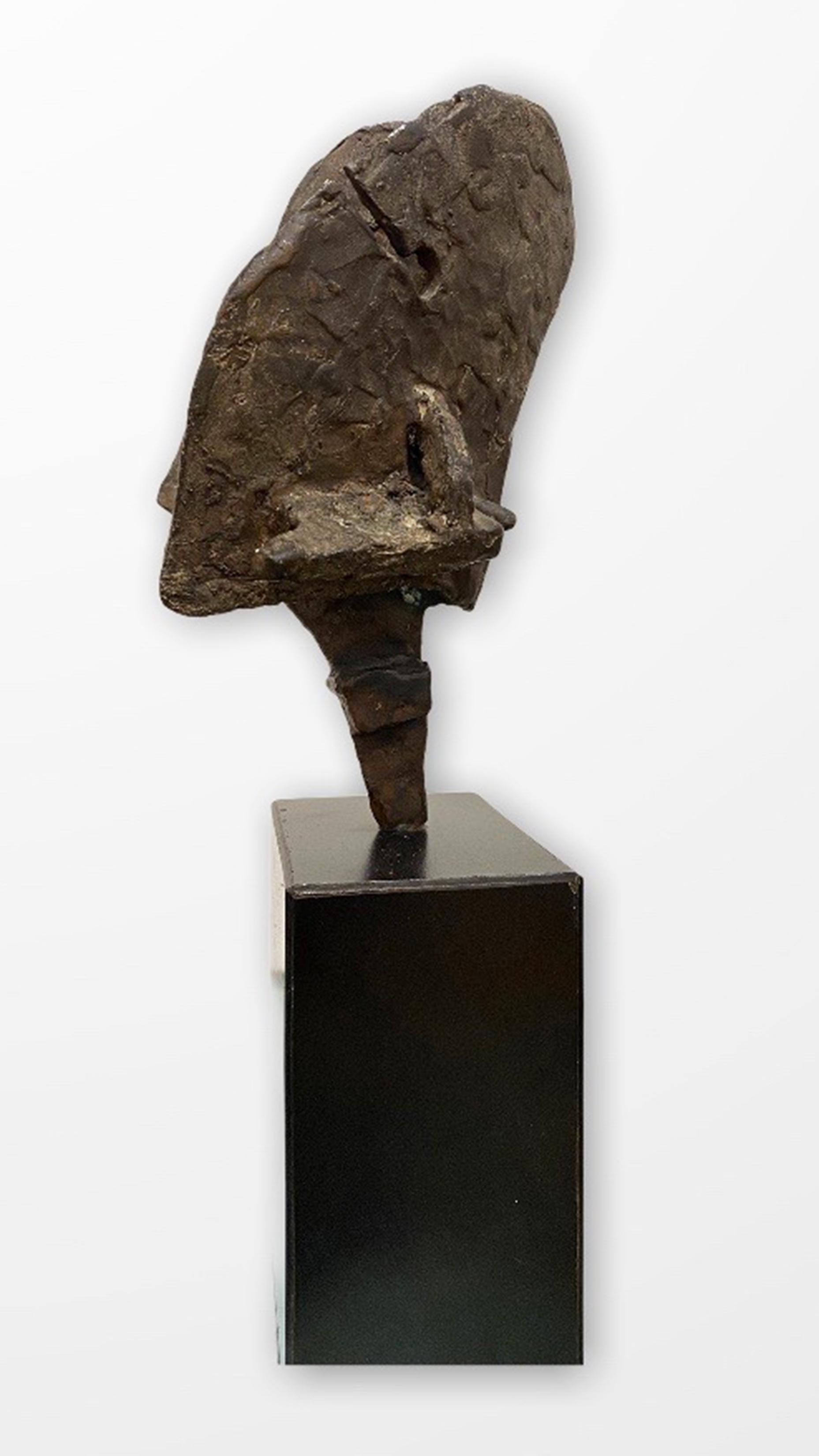 Piccolo Guerriero (Jeune guerrier) - Or Abstract Sculpture par Luciano Minguzzi