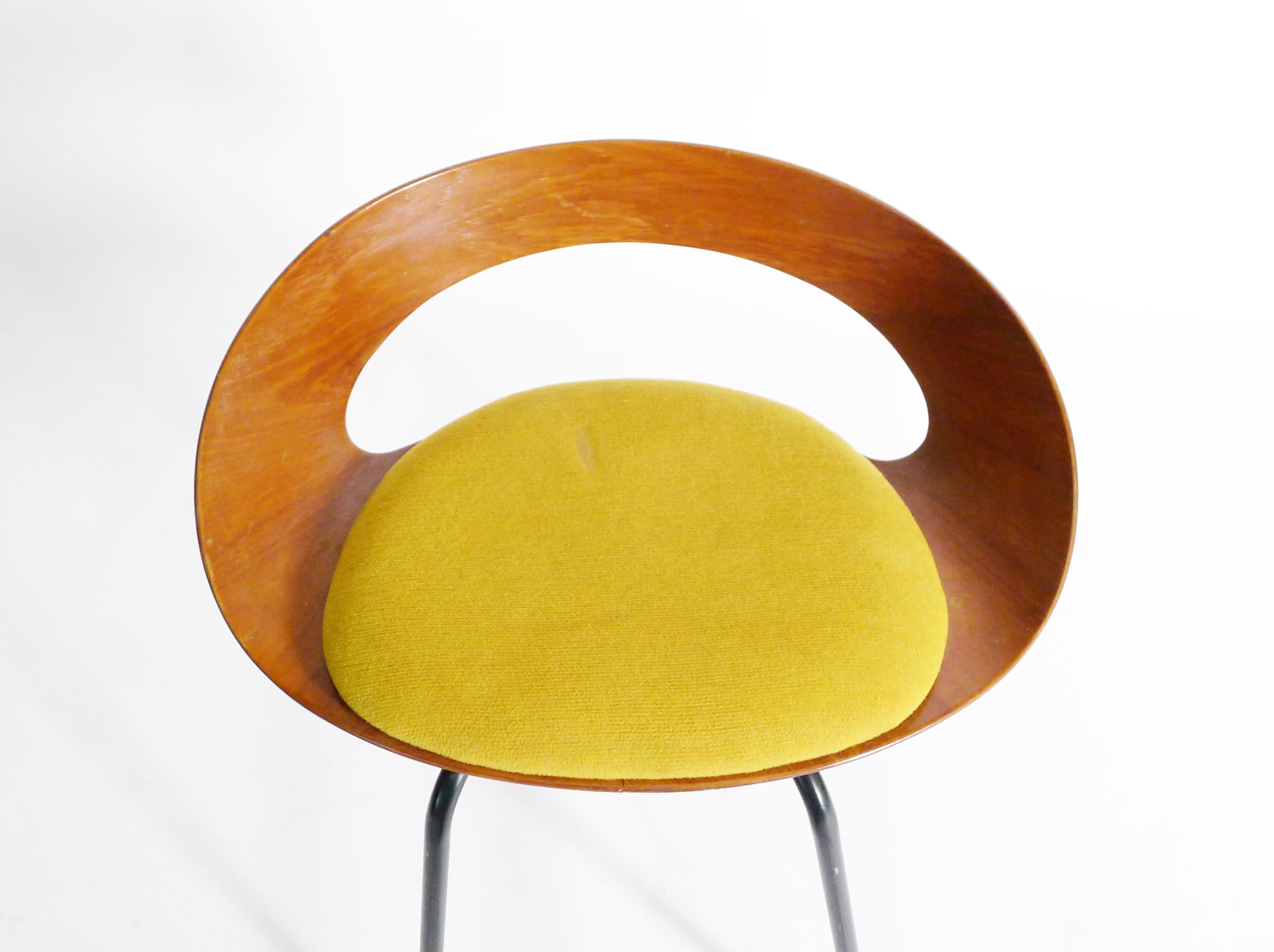 Luciano Nustrini (1928-1999), Sedia PA1, prodotta da Poltronova, Italia anni '50

Questa favolosa poltroncina è quanto di più bello si possa trovare negli anni '50!  Costruita con uno schienale curvo in legno di noce e un originale cuscino fisso