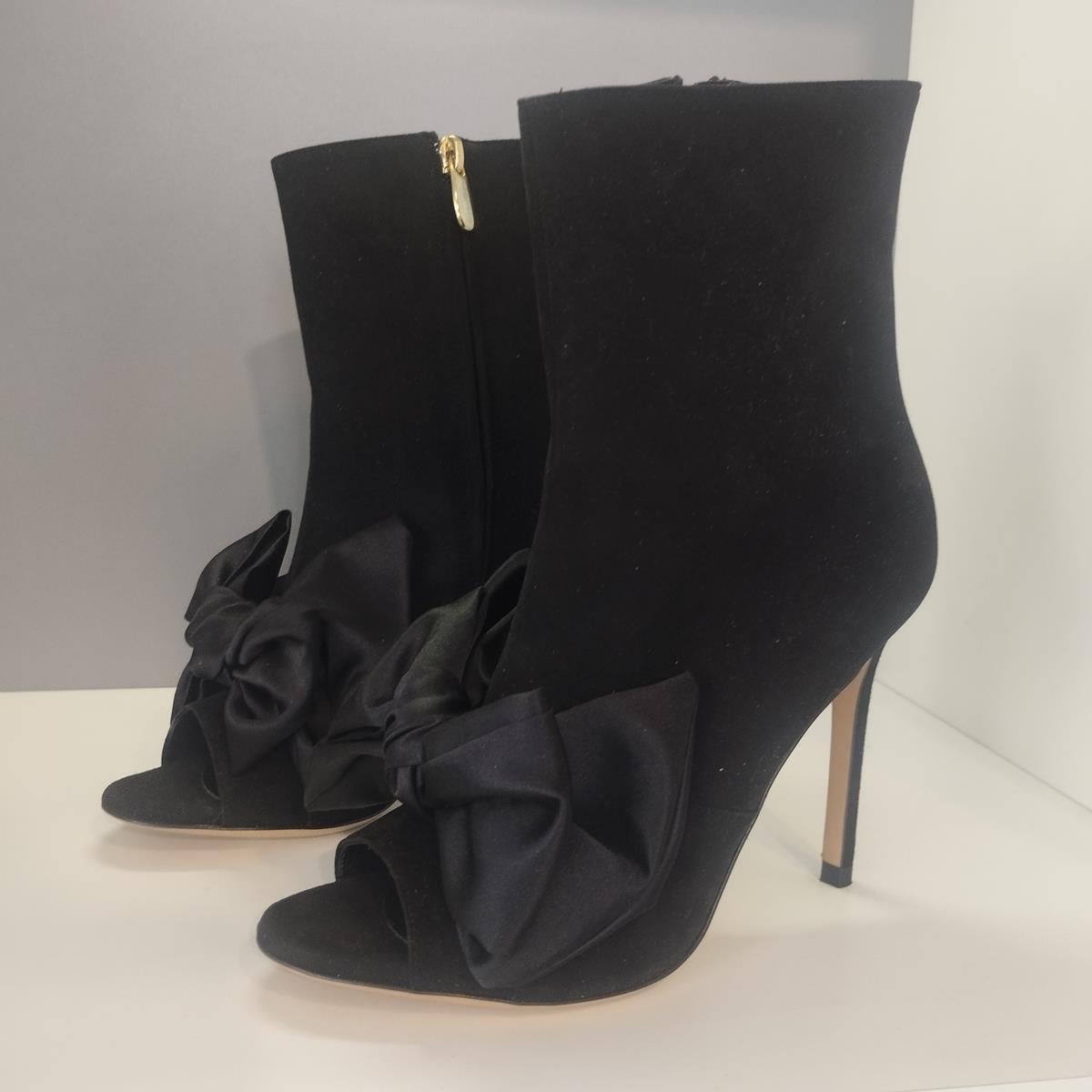Beautiful and chic Luciano Padovan open toe ankle boots
Suede
Black color
With bow
Internal zip
Heel height cm 10,5 (4,13 inches)
Worldwide fast shipping included in the price