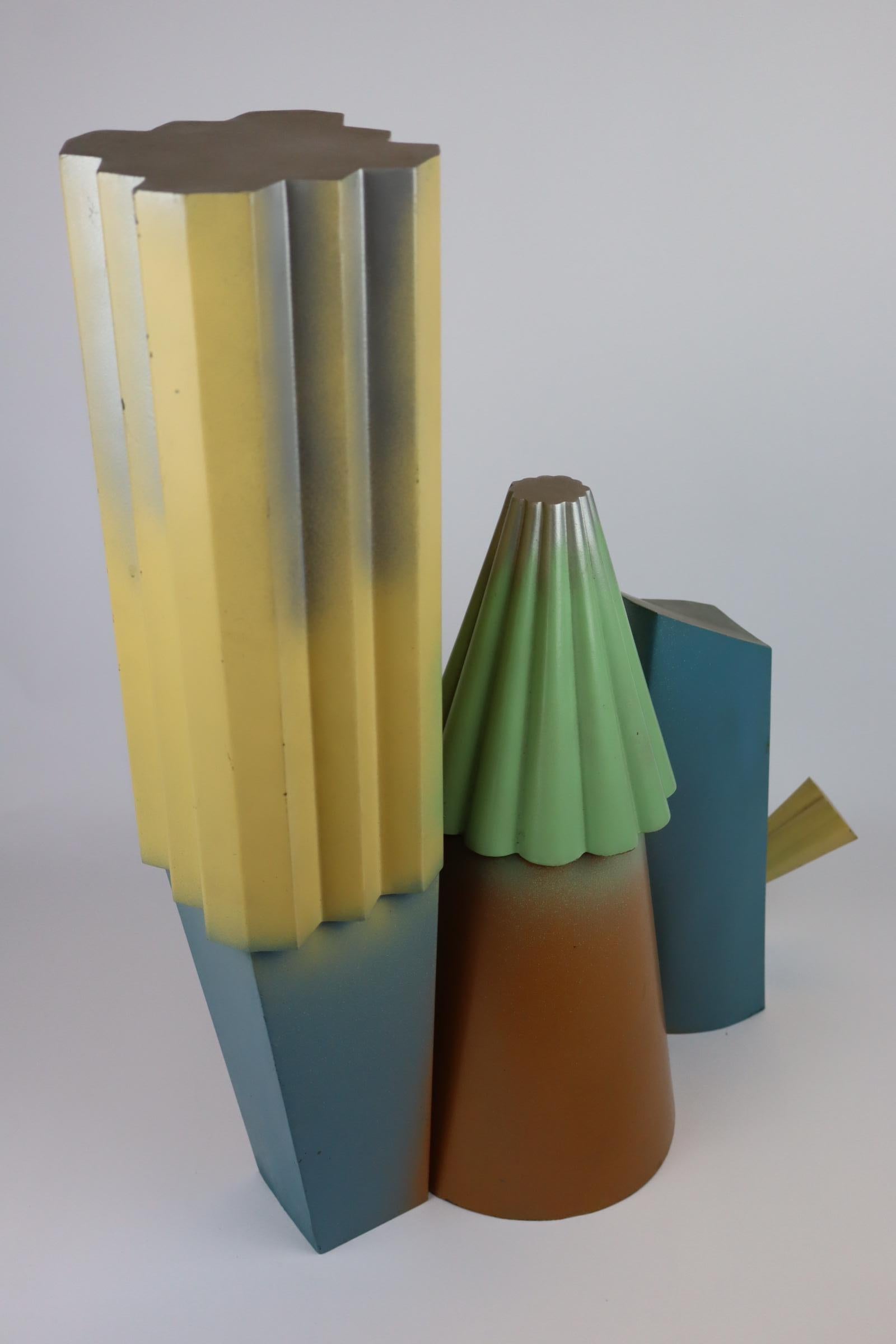 Scultura in metallo  di Luciano Palmieri (°1951-)

Memphis style: collettivo artistico italiano degli anni '80 con altri grandi nomi come Ettore Sottsass, Michael Graeves e Hans Hollein


Saldato e poi verniciato a freddo con