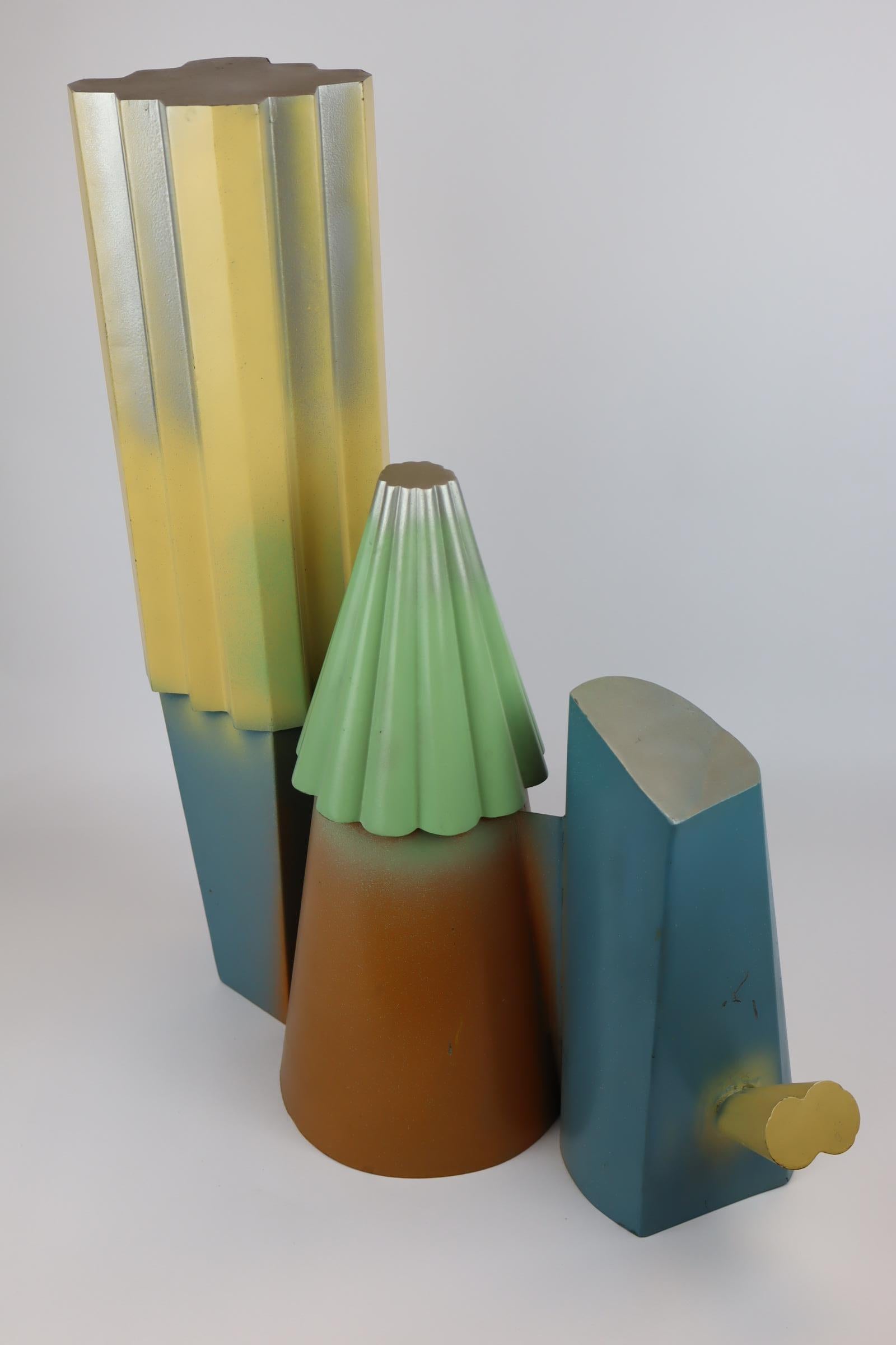 Moderno Luciano Palmieri: scultura in metallo in stile Memphis, Italia 1983 in vendita