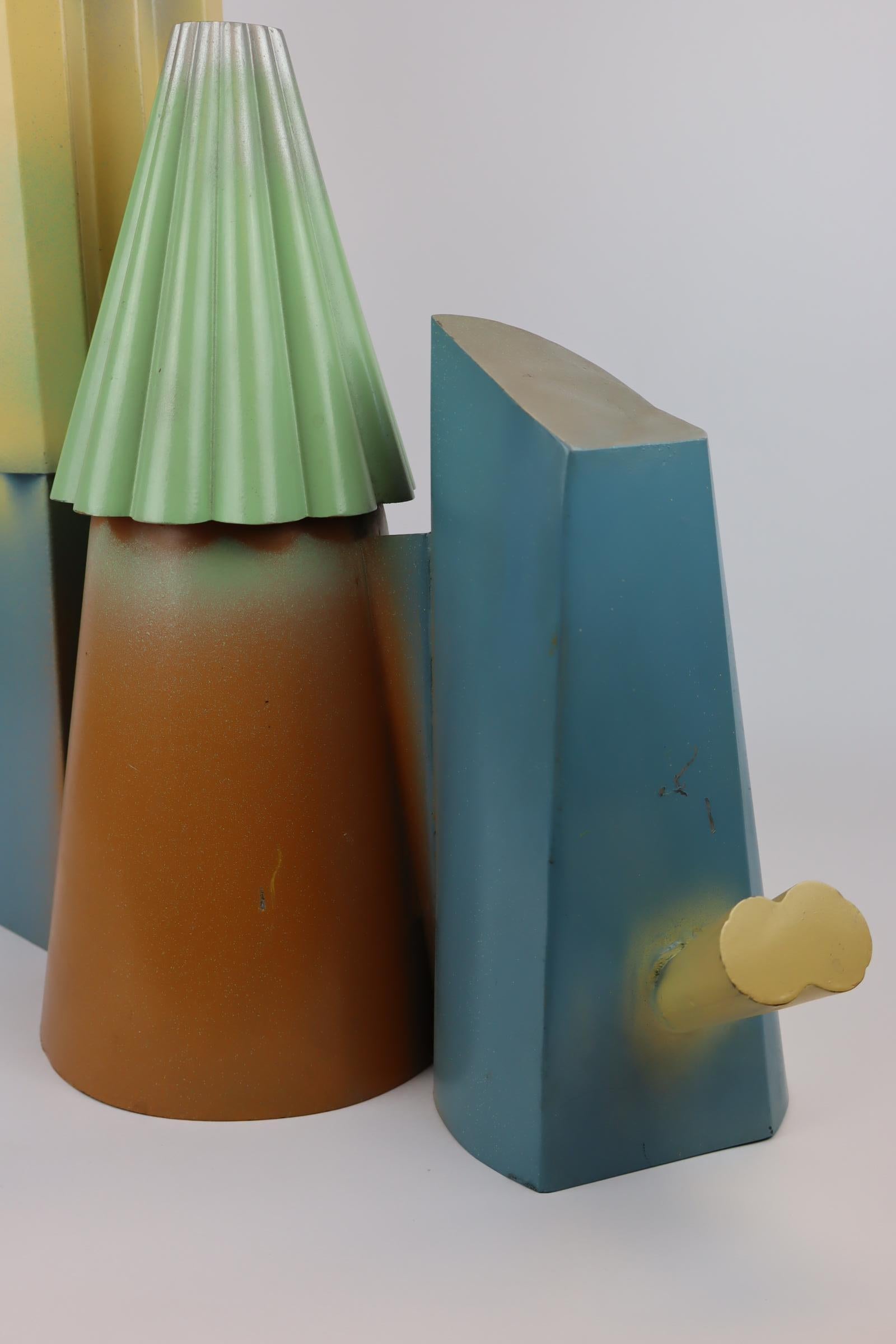 Italiano Luciano Palmieri: scultura in metallo in stile Memphis, Italia 1983 in vendita