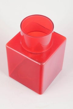 Luciano Vistosi pour Murano. Vase géométrique en verre d'art rouge transparent. Années 1960