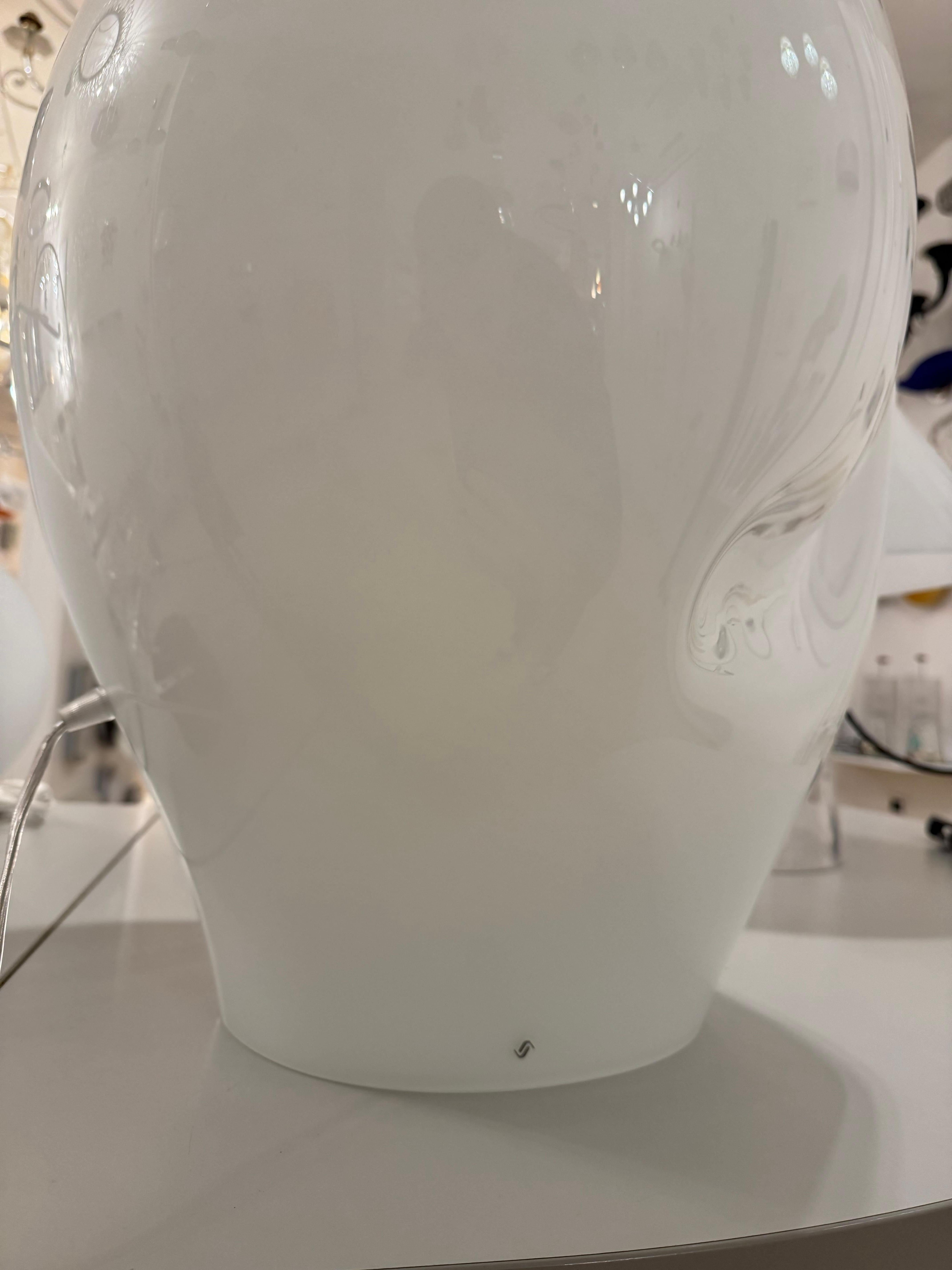 Wunderschöne Tafellampe aus Murano-Vetro, realisiert von Luciano Vistosi für Vistosi illuminazione un attimo, l'articolo è in eccellenti condizioni conservative poiché fa parte di un'esposizione presso il negozio, diametro massimo 48 cm, altezza 55