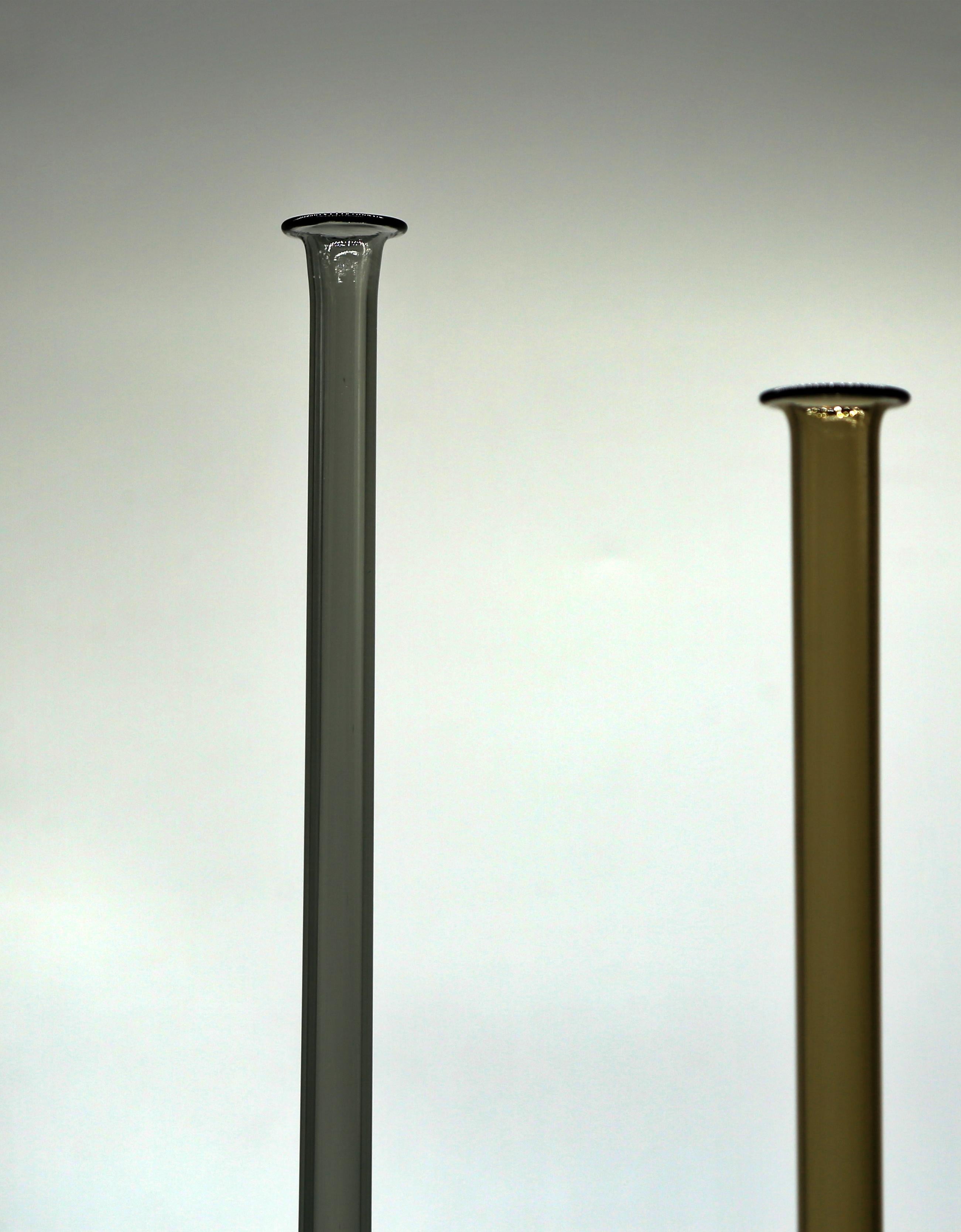 Rare ensemble de deux bougeoirs de la série candelabri 
fabriqué en Italie au début des années 60
d'excellents accessoires d'ameublement. l'élégance de ces deux objets est magnifique et constitue un exemple clair de la maîtrise italienne

