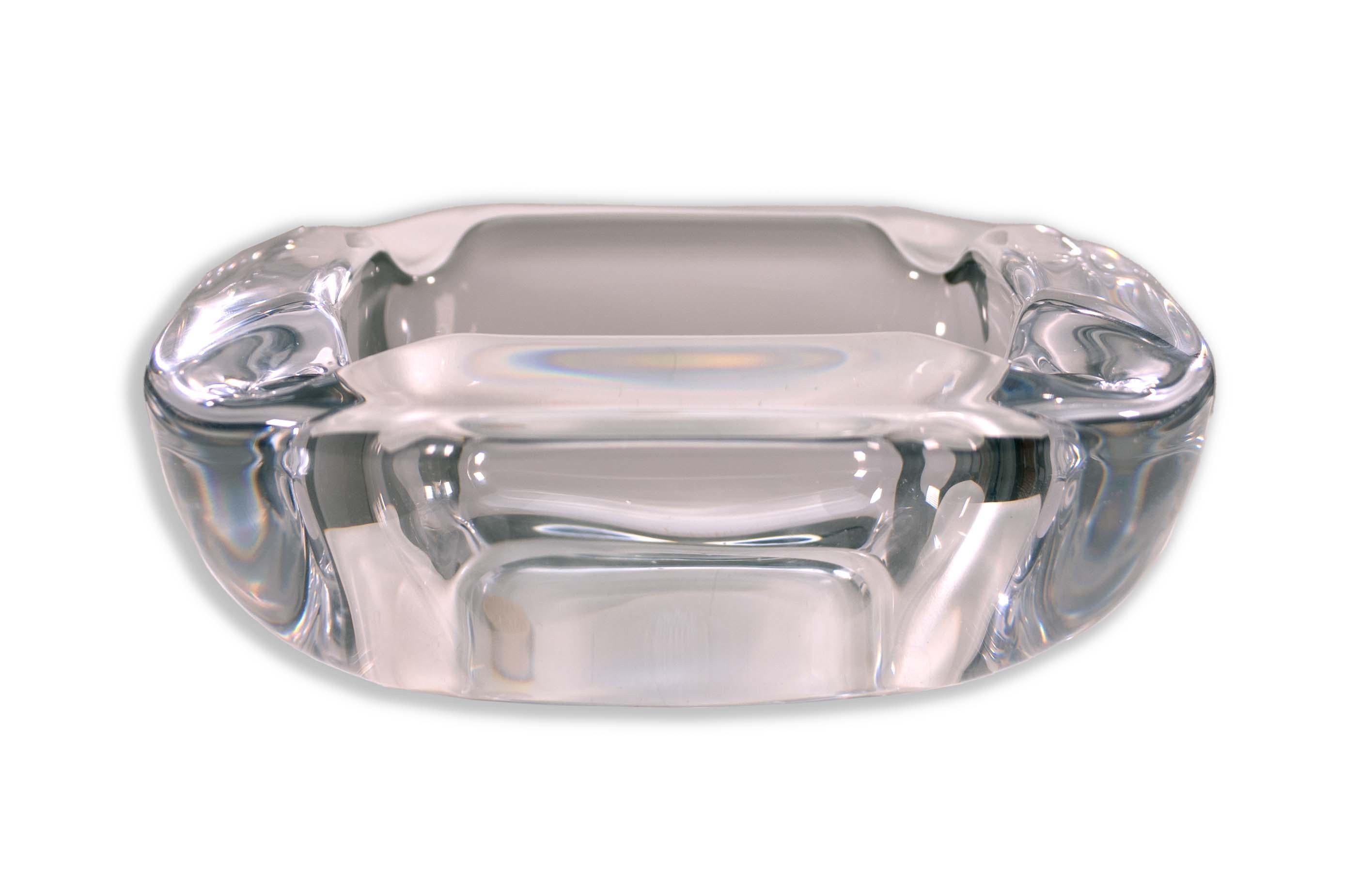 Cenicero de concha de cristal lúcido de Art Vannes Francia 1970. Este cenicero elegante y boujee es perfecto para el fumador elegante, sofisticado y atento. Mantén la clase con esta pieza especial de cristal. Marcado con el logotipo de Vannes en la