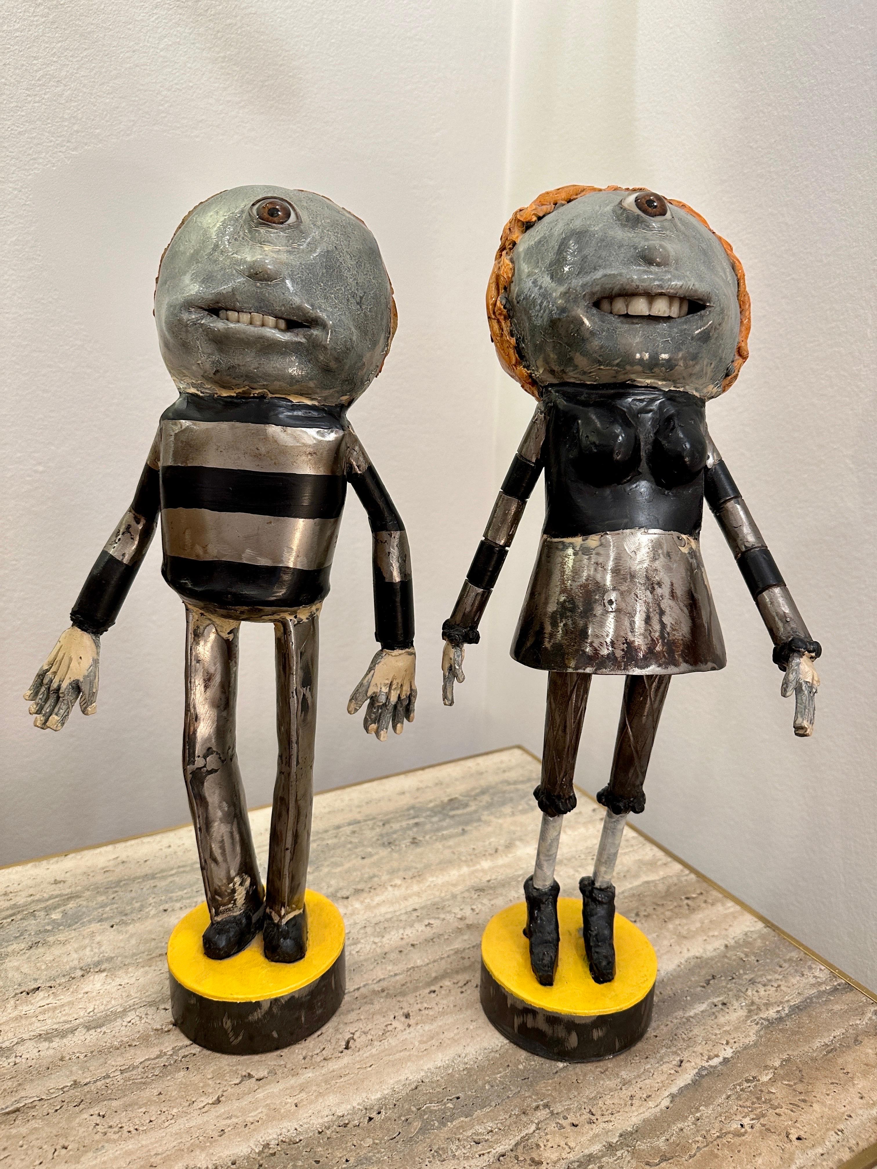 Questa graziosa scultura in ferro fatta a mano fa parte di un set (maschio e femmina) - completamente originale di Lucido Costello, un rinomato artista di sculture in ferro pesante di Barcellona, Spagna.  Composti da metallo pesante, sono