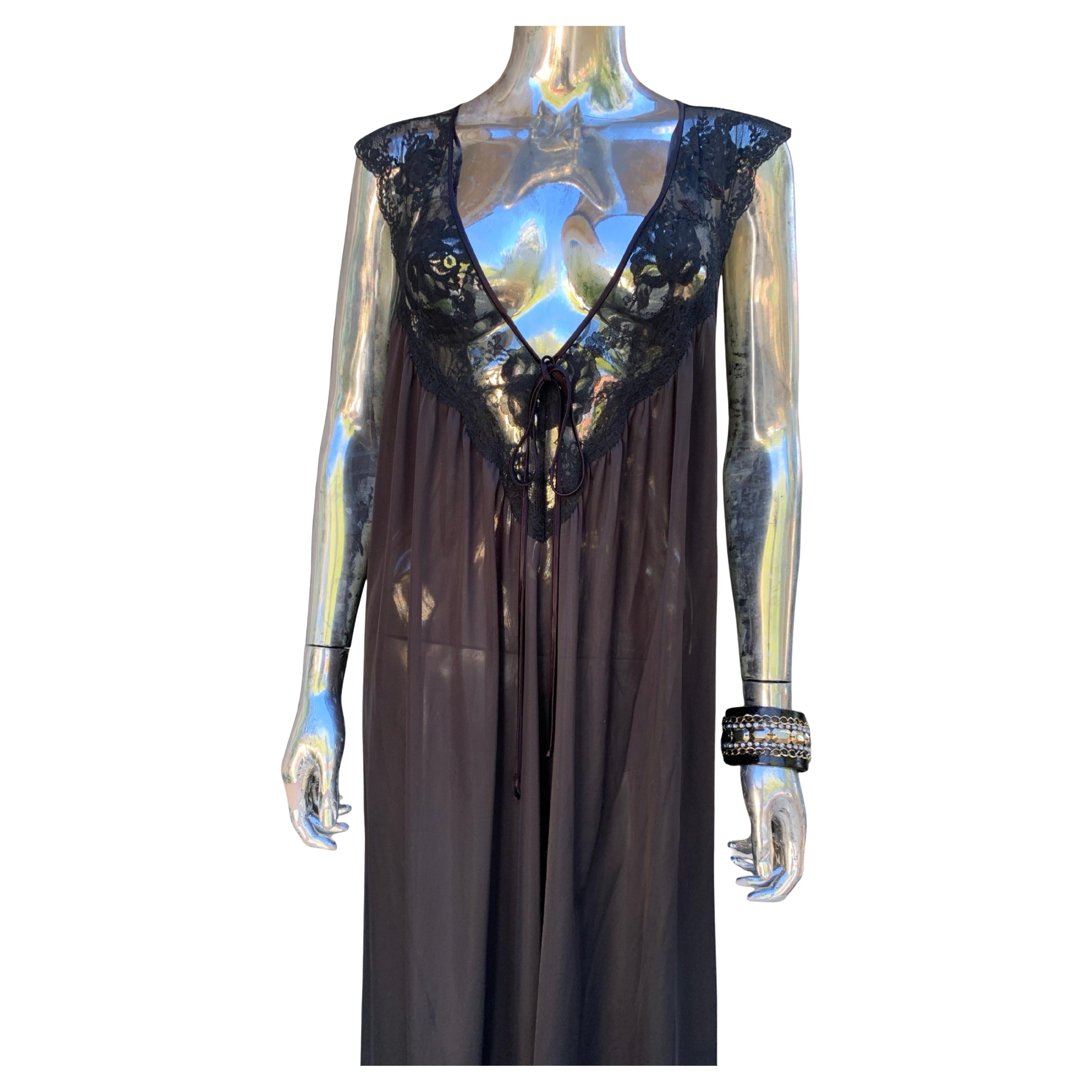 Warum sollte es ausschließlich im Schlafzimmer bleiben? Dieses originelle Negligé von Lucie Ann Beverly Hills ist so schön, dass wir hoffen, dass eine neue Generation es zu schätzen weiß und es mit einem Mantel oder Duster auf dem roten Teppich