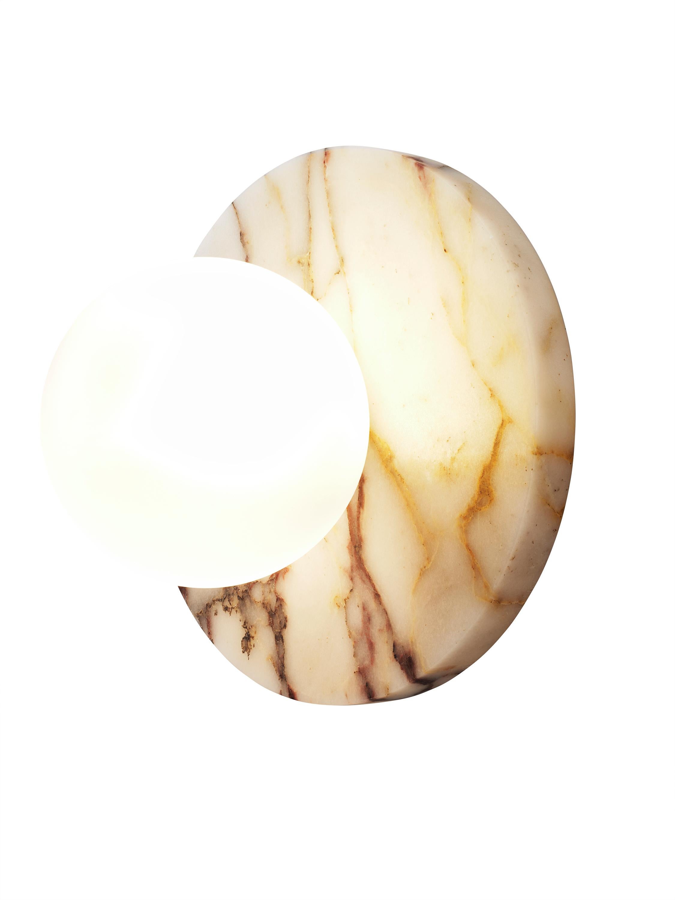 LUCIE FLUSHMOUNT
Voici le lampadaire Lucie en marbre Calacatta et verre, un hommage audacieux au design intemporel inspiré par les proportions gracieuses des boucles d'oreilles en perles emblématiques de Dior. La plaque arrière circulaire en pierre