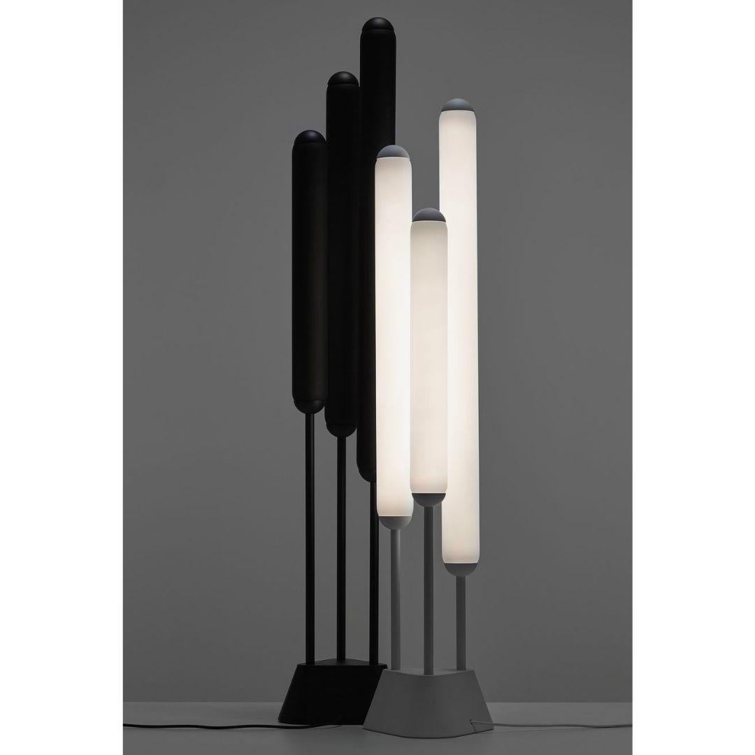 Lucie Koldova 'Puro' Stehlampe aus mundgeblasenem rauchgrauem Glas in Schwarz für Brokis (21. Jahrhundert und zeitgenössisch) im Angebot