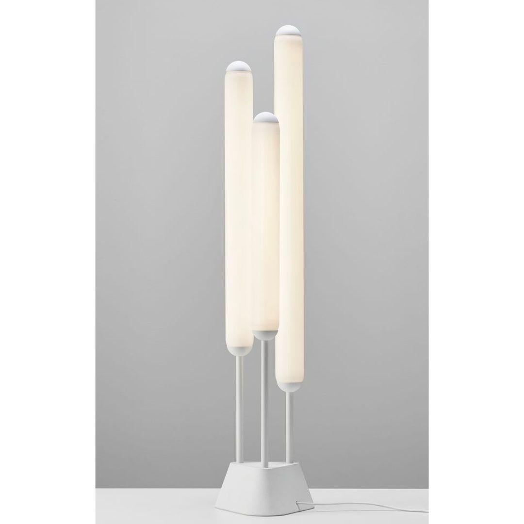 Lucie Koldova 'Puro' mundgeblasene dreifache Opalglas-Stehlampe in Weiß für Brokis (Moderne der Mitte des Jahrhunderts) im Angebot