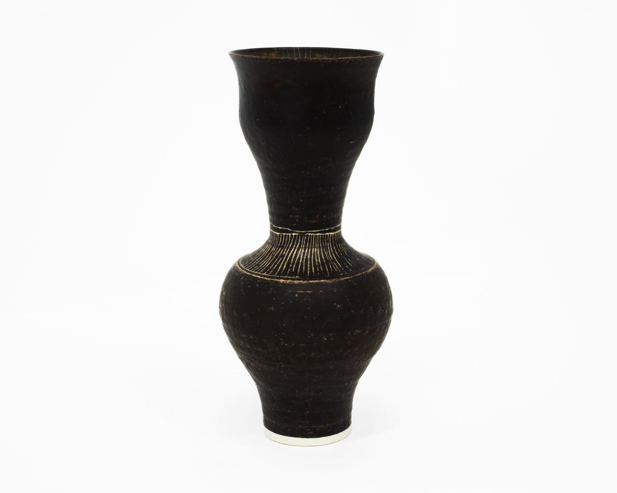 Impression du sceau de l'artiste
Porcelaine, glaçure manganèse dorée, sgraffite sur l'épaule et à l'intérieur
9 1/4 x 4 pouces