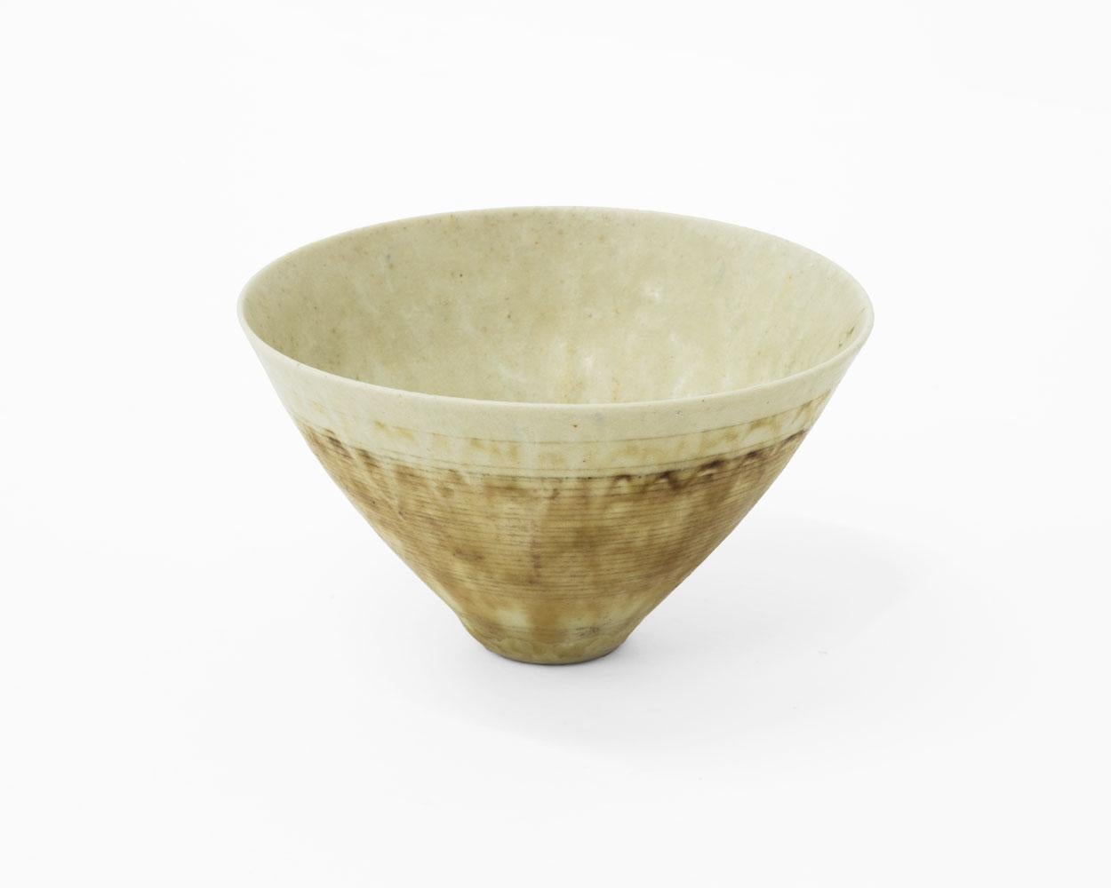 Bol à glaçure ancienne - Sculpture de Lucie Rie