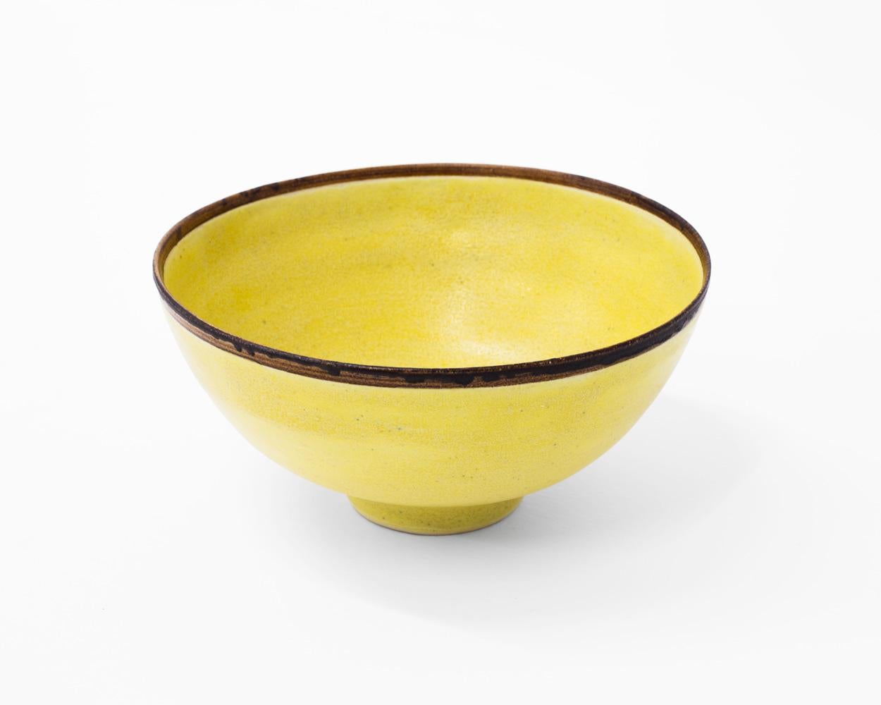 Impression du sceau de l'artiste
Porcelaine, glaçure jaune mate avec bord en manganèse
3 x 6 1/2 pouces