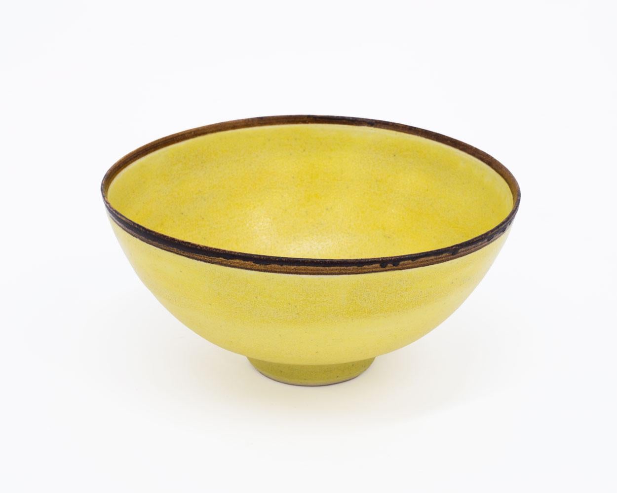 Bol à pied - Sculpture de Lucie Rie