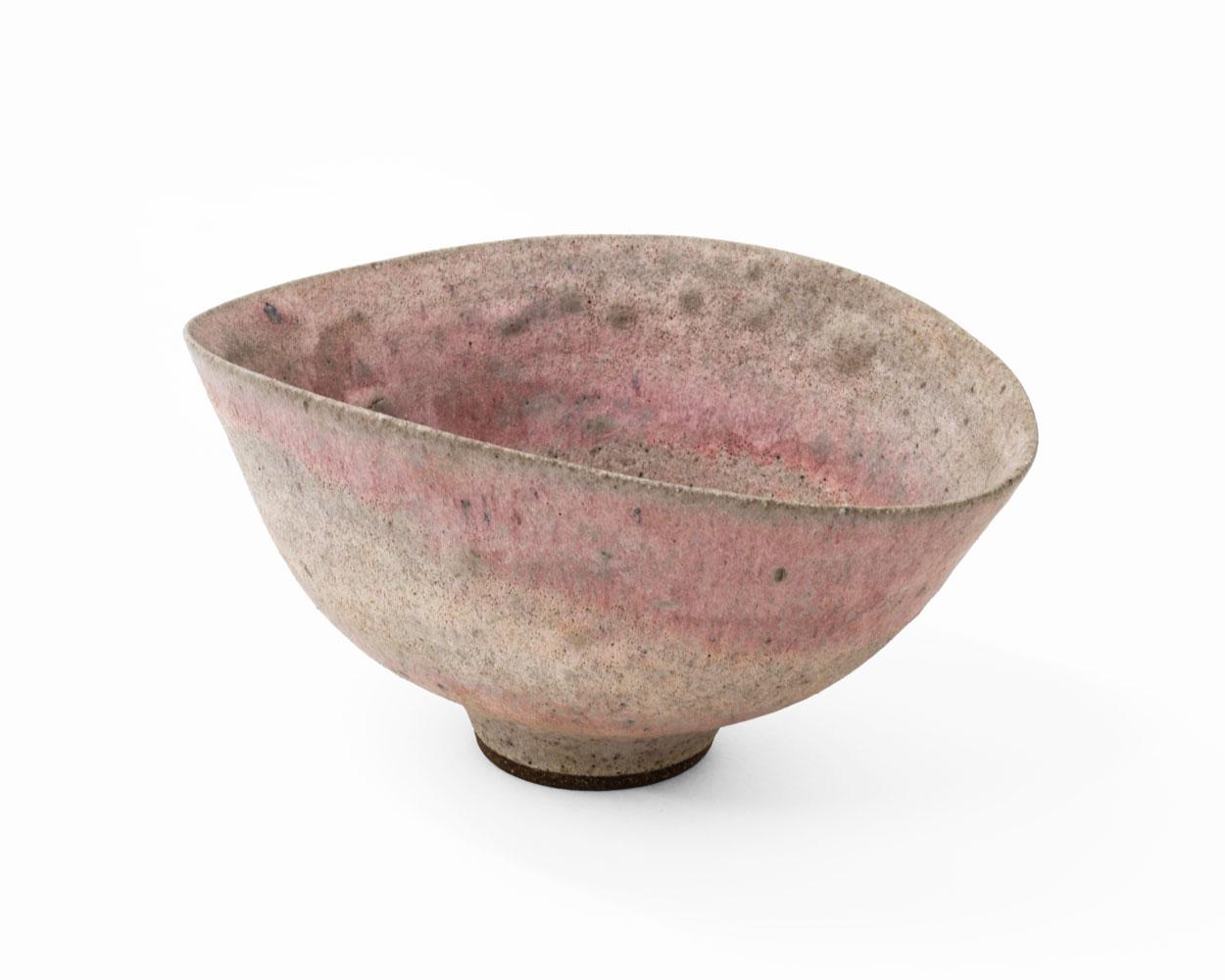 Ciotola ovale con smalto rosa a spirale e bucherellato - Sculpture di Lucie Rie